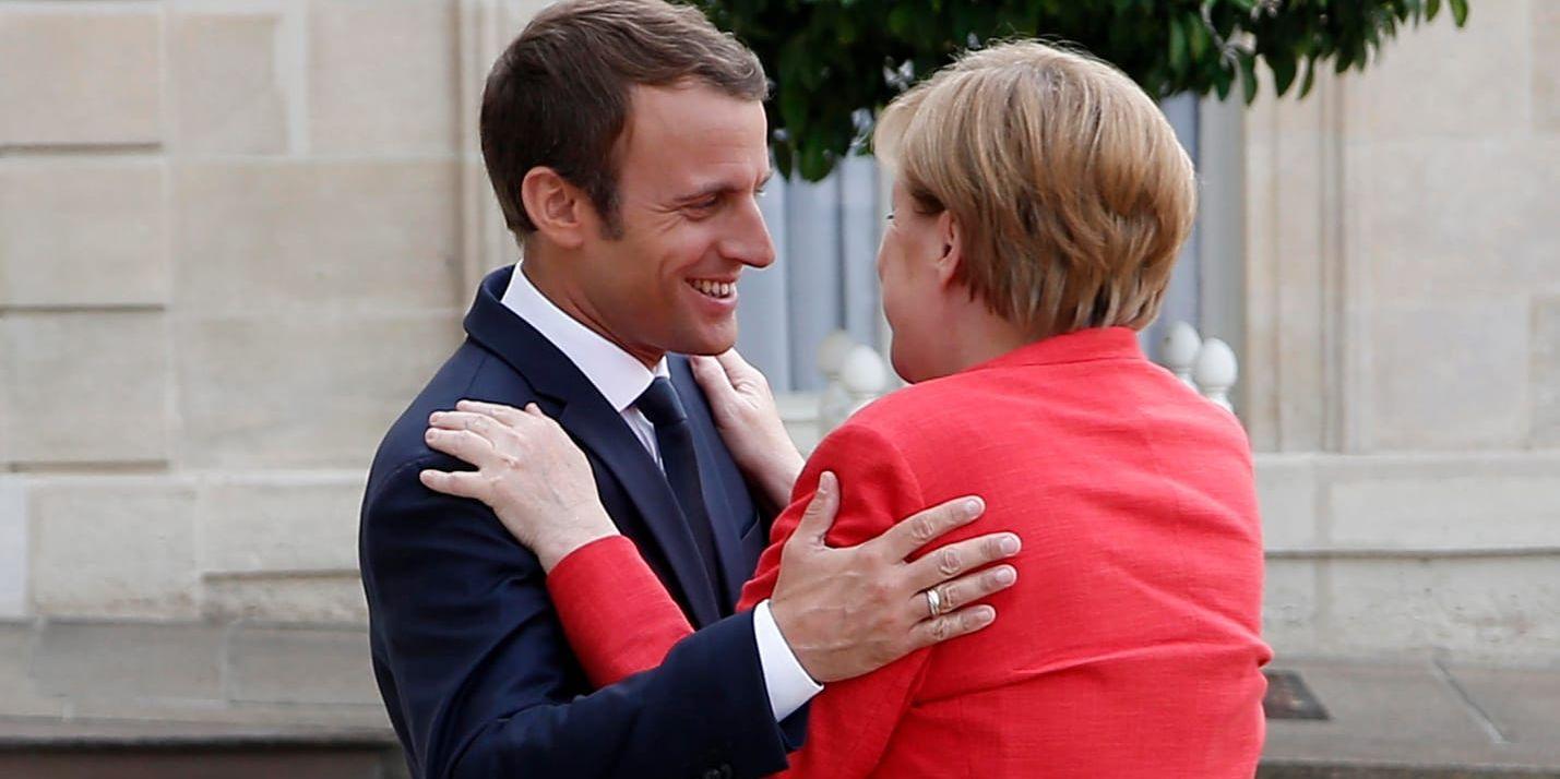 Frankrikes president Emmanuel Macron välkomnar Tysklands förbundskansler Angela Merkel till Paris vid ett besök den 28 augusti i år.
