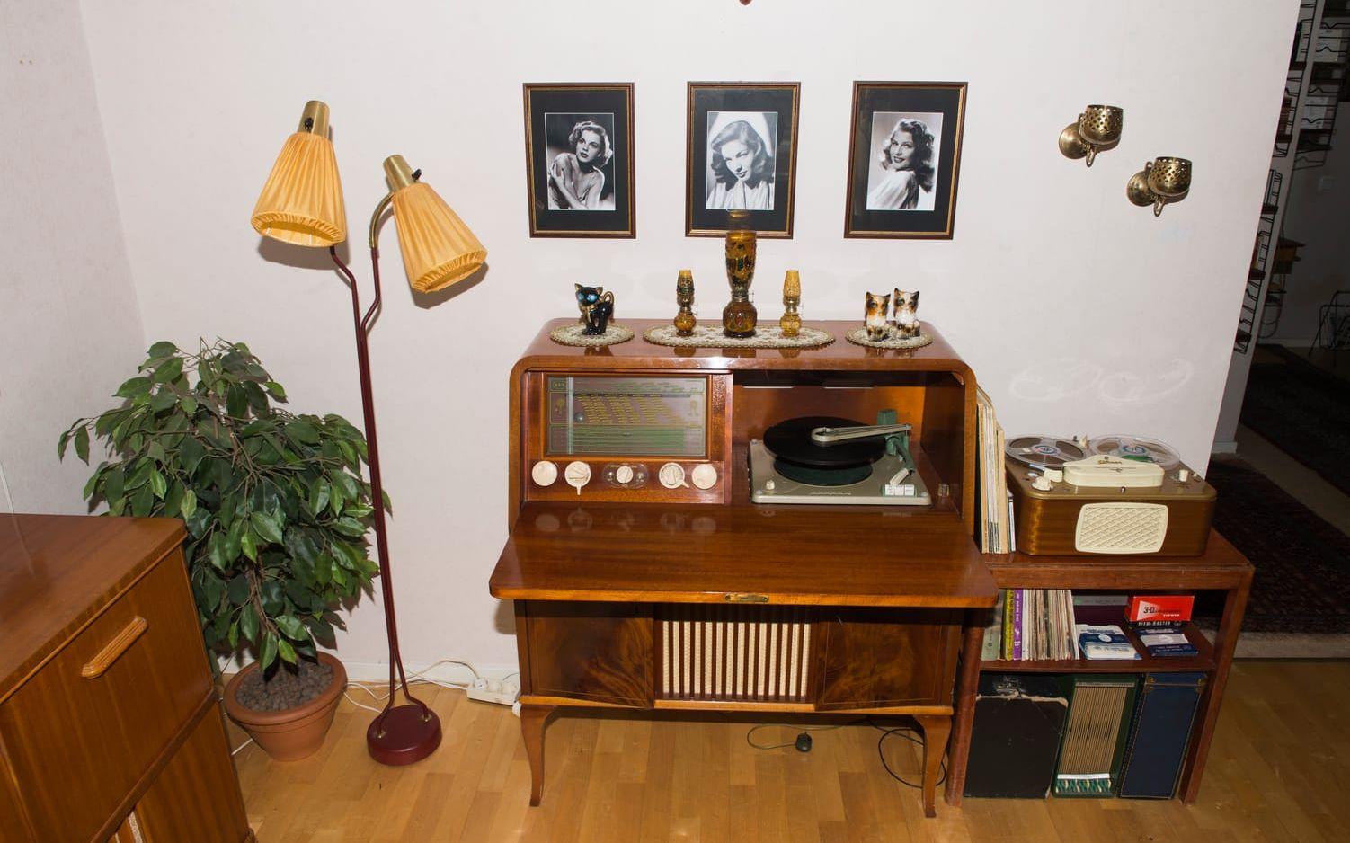 Bra ljud 1. Den gamla radiogrammofonen tillverkades 1954 och fungerar in i minsta detalj.