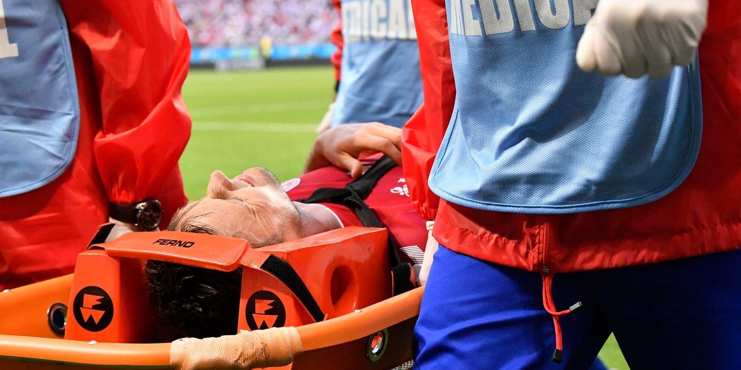 Danmarks William Kvist bars ut på bår efter skadan mot Peru i VM-premiären. Arkivbild.