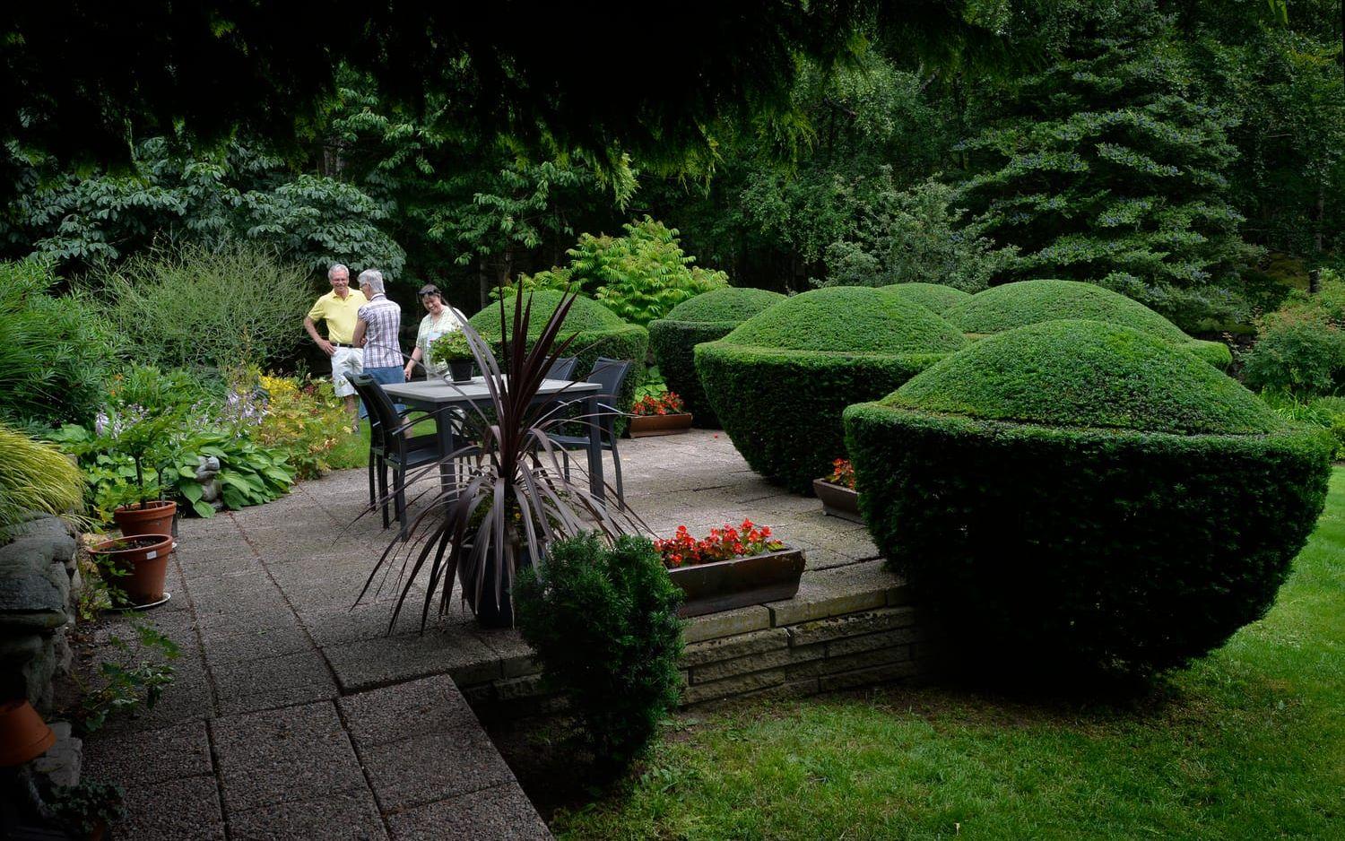 Uterum. Trädgården i Valinge har flera miljöer, här har Berit och Arne Andersson skapat en sittplats med utsikt över en del av trädgården. Foto: Annika Karlbom