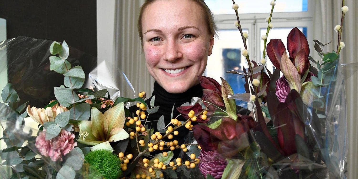 Sarah Sjöström med dubbla blombuketter efter andra Bragdguldet.