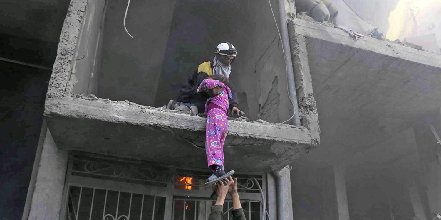 En flicka räddas ur resterna av ett hus i östra Ghouta i Syrien. Bilden kommer från civilförsvarsstyrkan Vita hjälmarna.