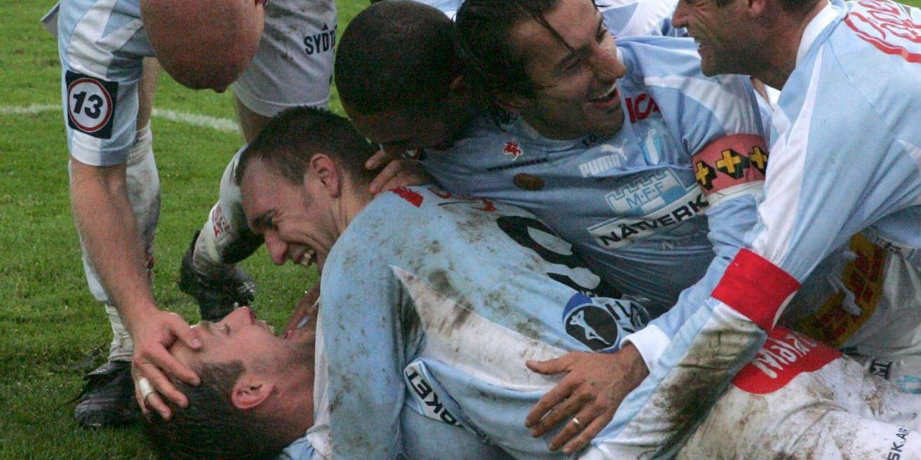 Jon Inge Höilands (underst) straffretur i mål gav Malmö FF SM-guldet 2004 efter en rafflande slutomgång. Arkivbild.