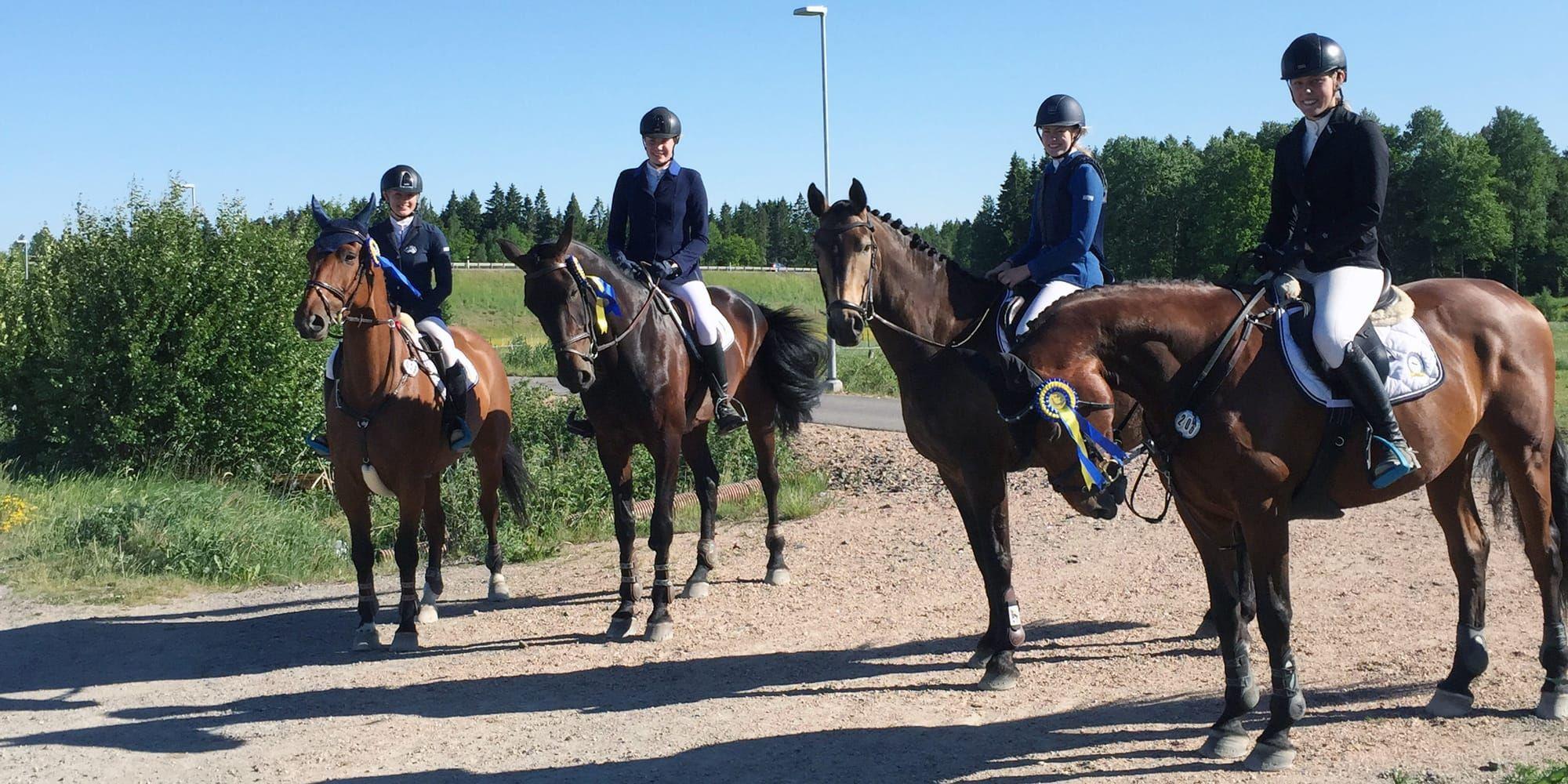 Till elitserien. Hallands Equestrians finallag, från vänster: Josefine Hallengren/Cheerful Maja Bogren/Cheerica Lovisa Nätterqvist/Poetic Charm Olivia Stockenberg/Satchmo.