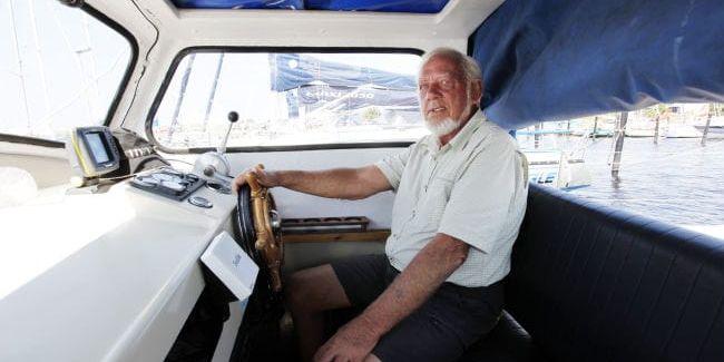 Skepparn. När Stig ”Skepparn” Karlsson var i skolåldern och fick syn på en strandad skuta på Gullbrannastranden sa det bara klick. Sedan dess har han älskat båtar och livet till havs. Nu trivs 75-åringen bäst på segelbåten ”Hajken”.