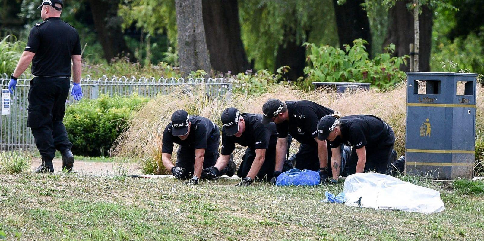 En park i staden Salisbury finkammas av poliser som utreder förgiftningarna med nervgiftet Novitjok. Bild från torsdagen.
