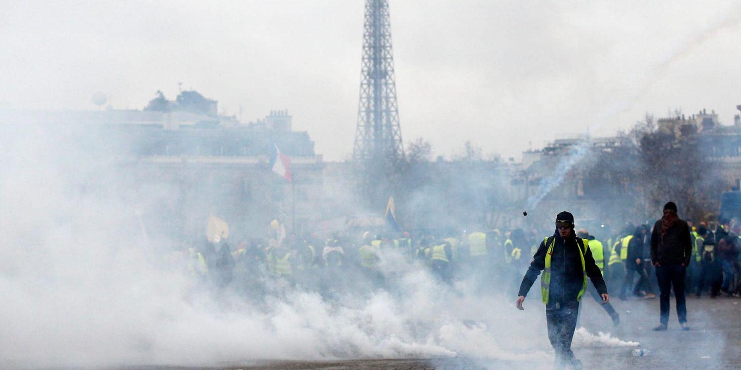 På Champs Élysées i Paris sköt polisen tårgas mot demonstranterna.