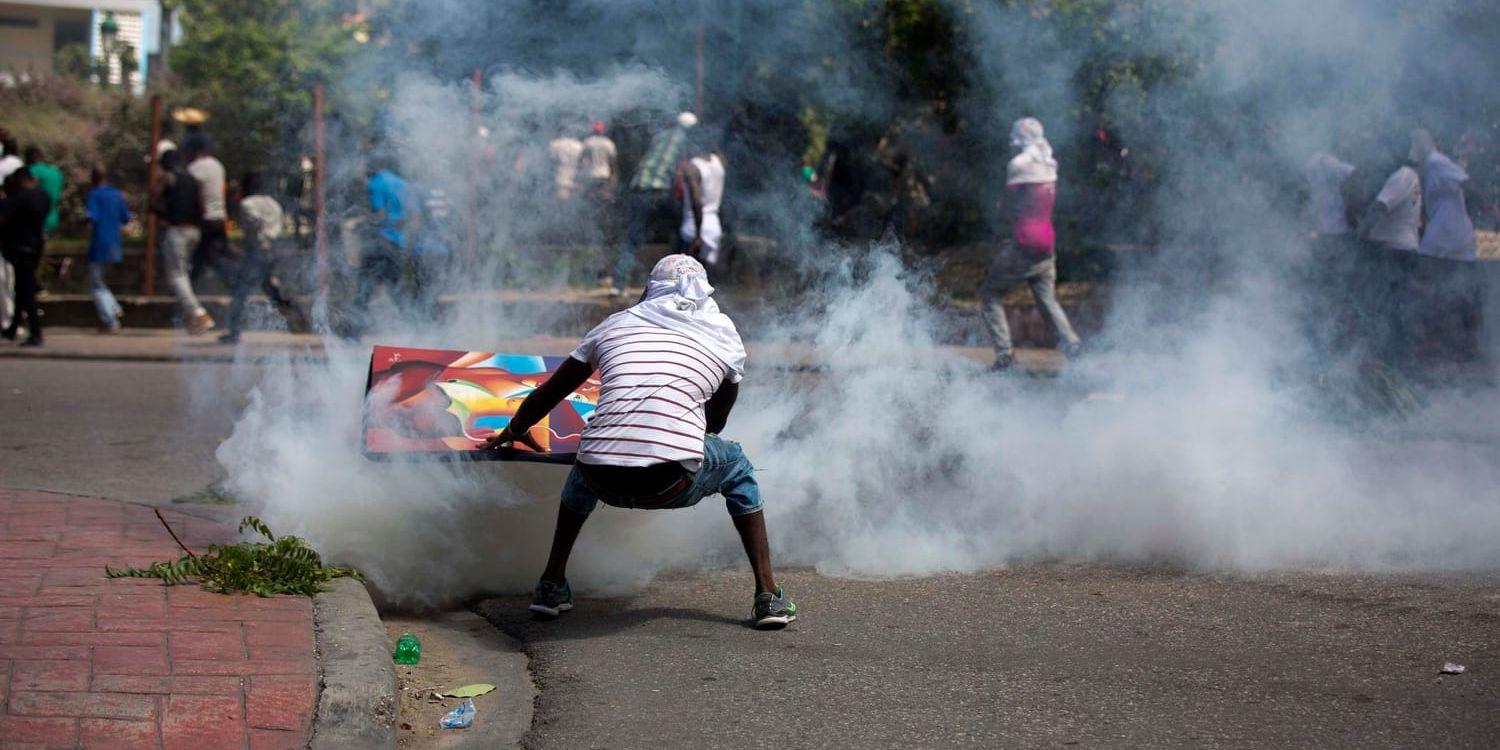 Minst en person har dödats under protester i Haiti.