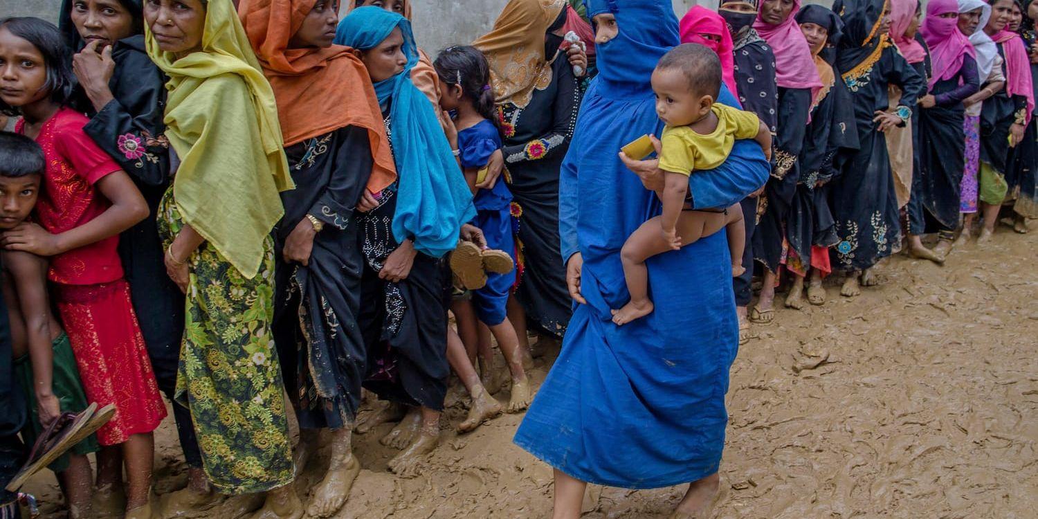 Rohingya-flyktingar köar i ett läger i Bangladesh. Uppemot 400 000 rohingyer ha flytt över gränsen till Bangladesh de senaste veckorna. Arkivbild