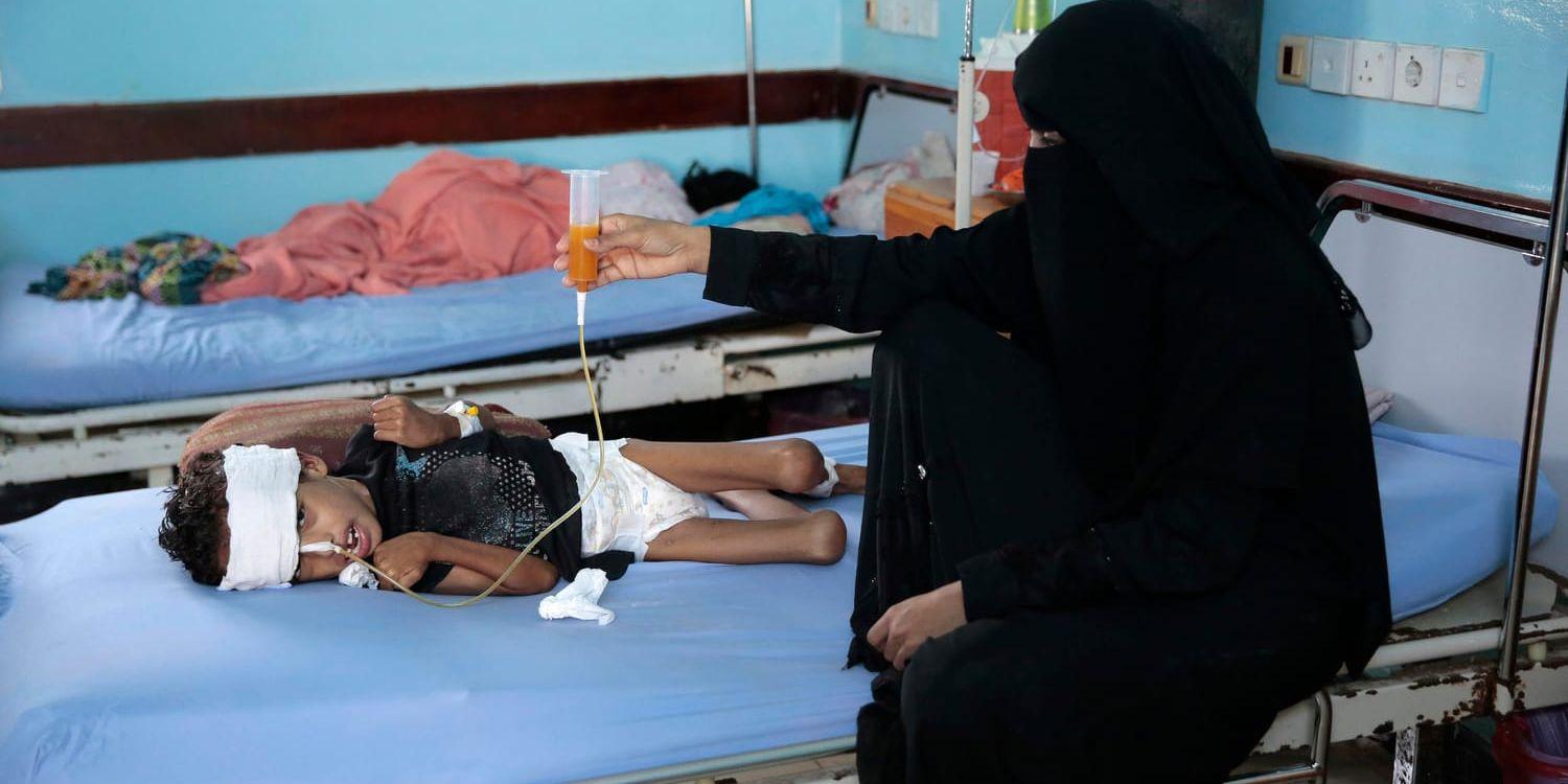 En mamma har sökt hjälp till sitt undernärda barn på ett sjukhus i al-Hudaydah i Jemen. Arkivbild