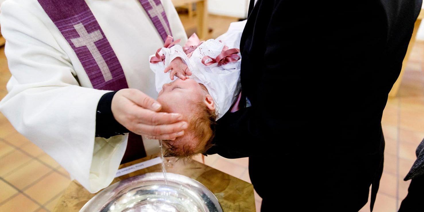 Allt färre barn döps, visar statistik från Svenska kyrkan. Arkivbild.