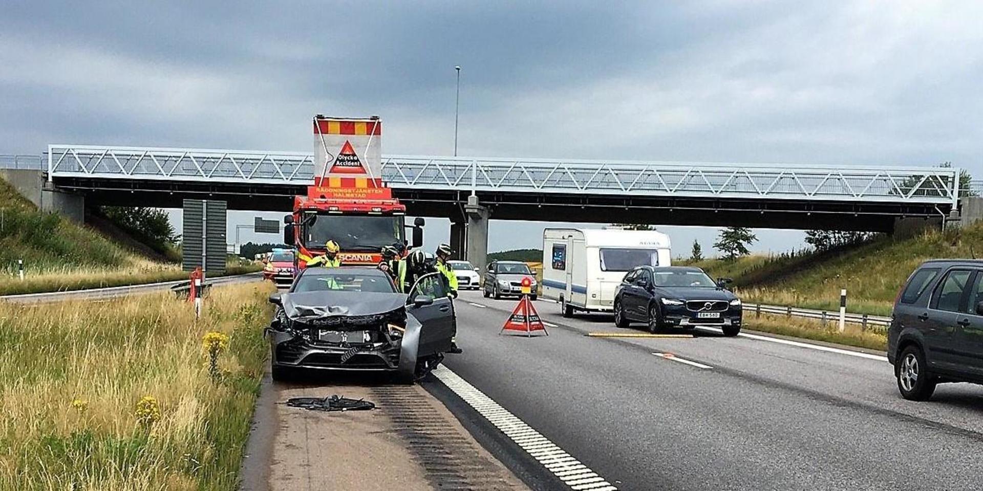 En personbil kolliderade med en lastbil på E6 vid avfarten mot Halmstad norra. Olyckan inträffade på onsdagseftermiddagen.