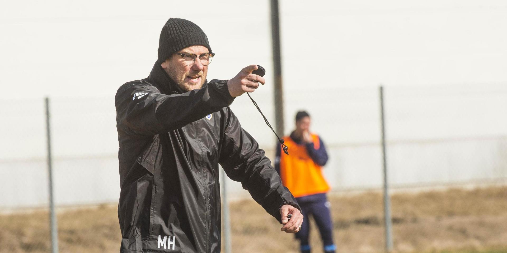 HBK:s manager Magnus Haglund ser fram emot lagets enda match på naturgräs inför den allsvenska starten.