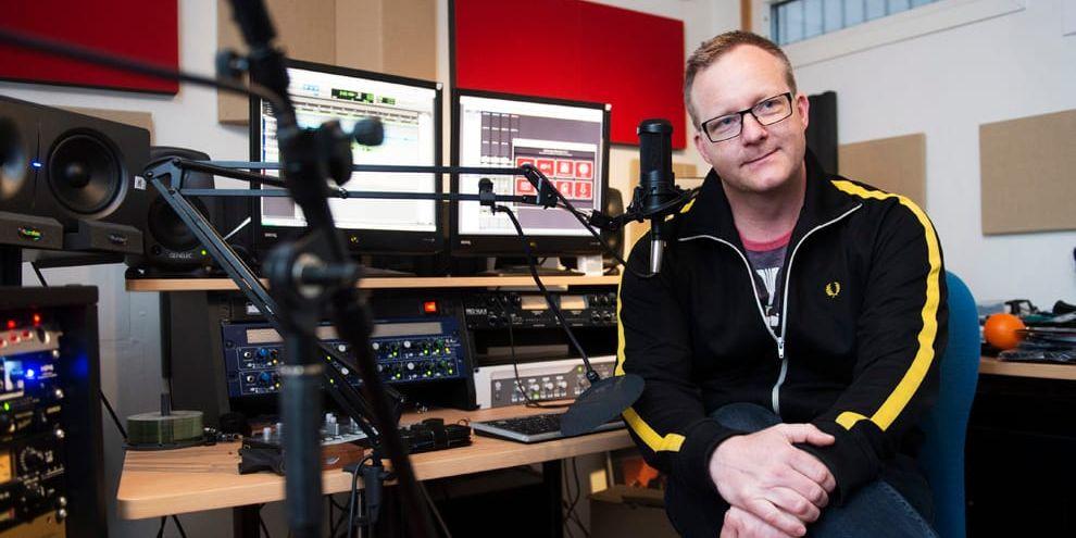 Samtal pågår. Fredrik Nyström är mer än nöjd med hur Halmstadpodden har utvecklats – vissa program har haft över 1000 lyssnare och han har haft många av hemstadens profiler i studion hemma i garaget. 