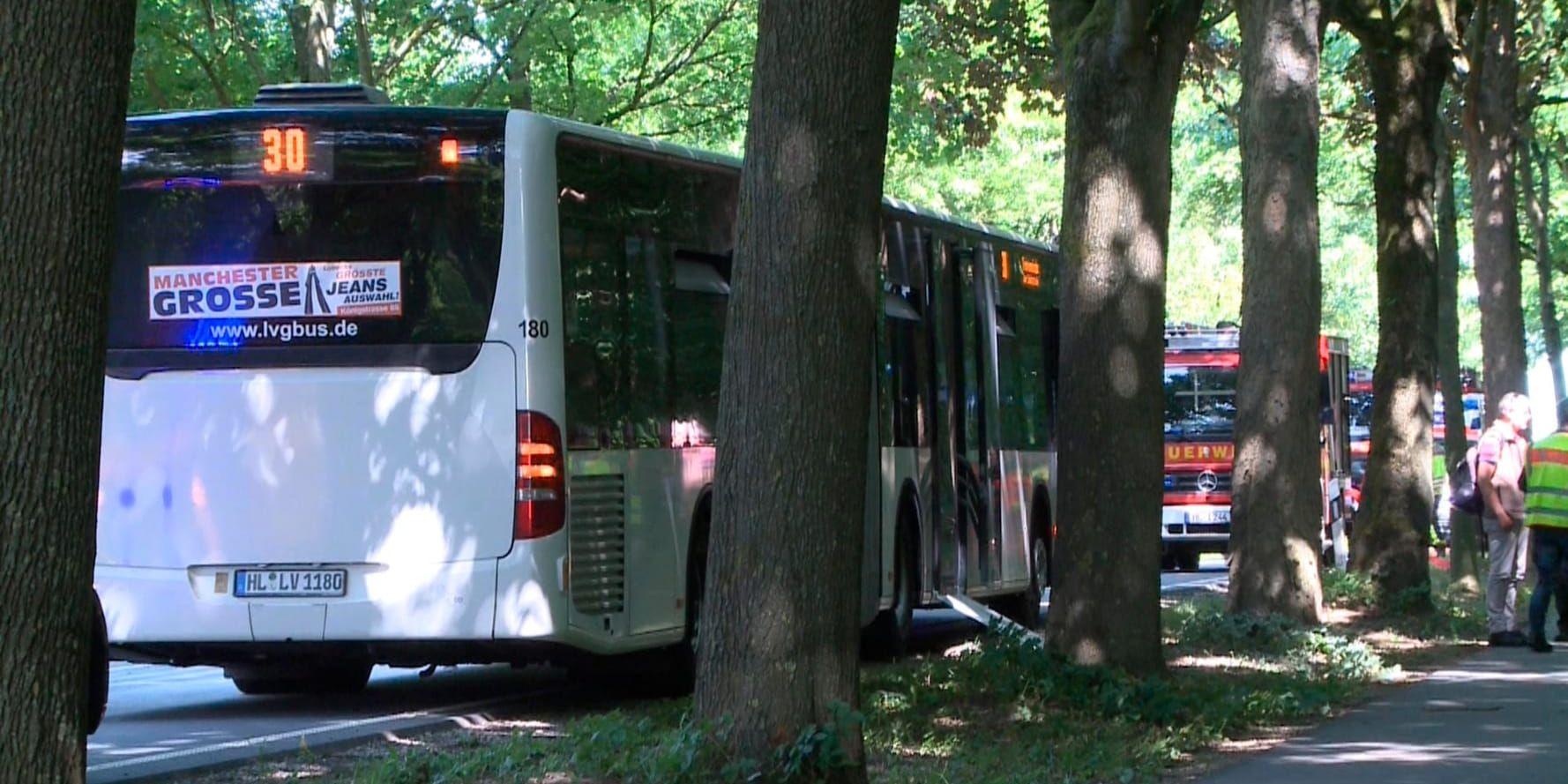 Bussen där knivöverfallet inträffade står parkerad på en gata i Lübeck.