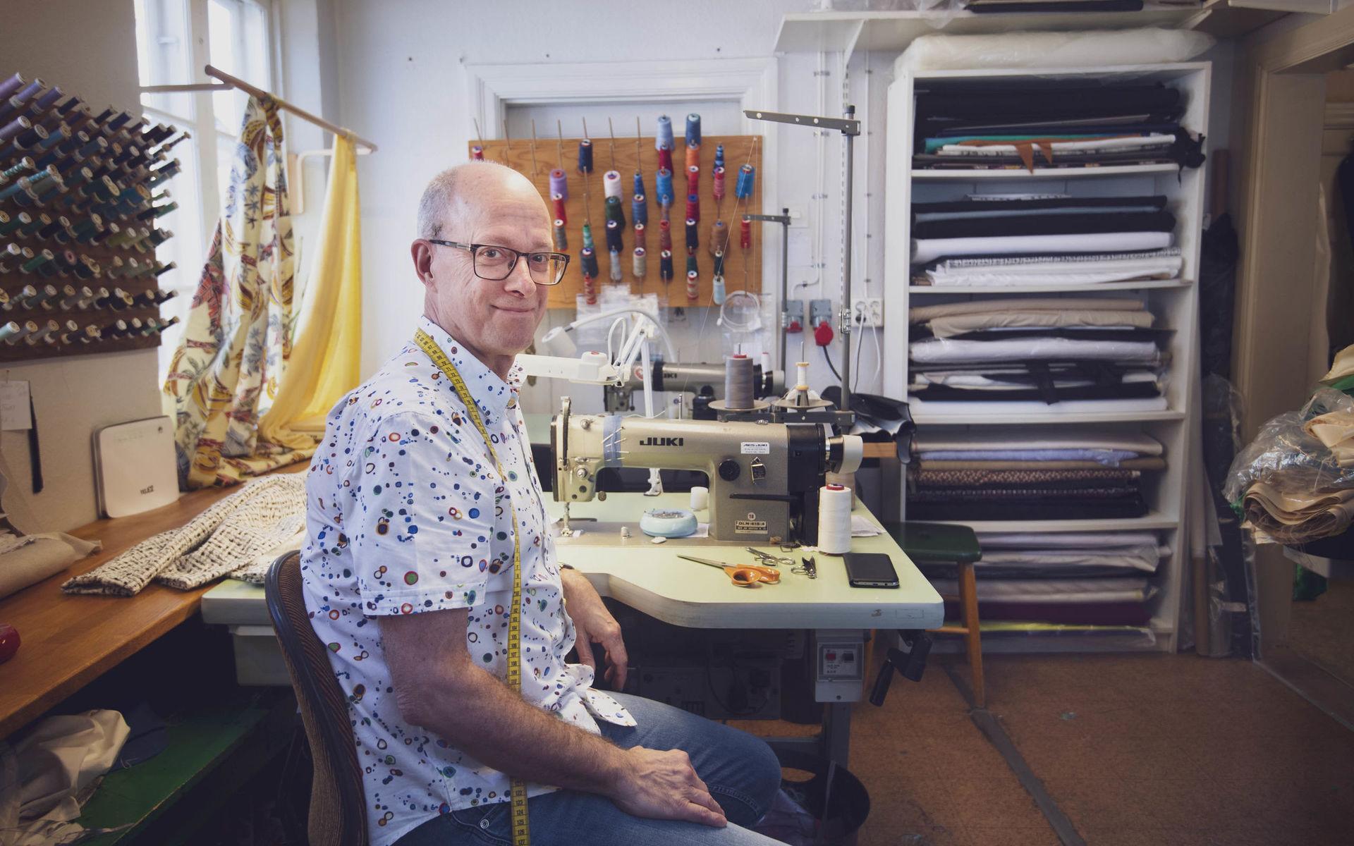 En skräddare i sin verkstad, omgiven av symaskiner, trådrullar och tyger. Benny Andersson har jobbat på Skrädderi Margareta i 38 år och tycker fortfarande det är roligt att sy. 