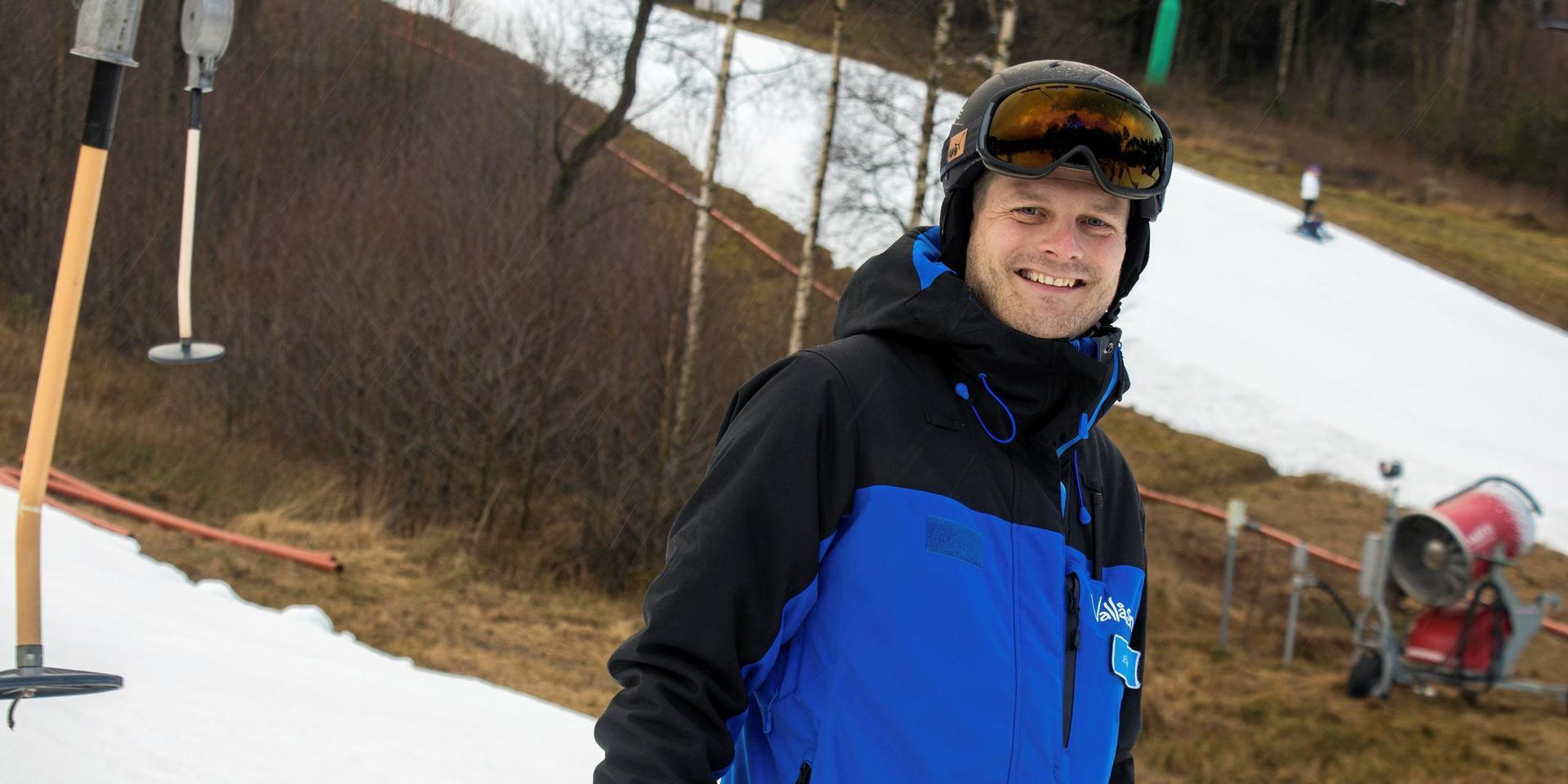 Vallåsens skidanläggning har Branäsgruppen som huvudägare. Jesper Malmquist är platschef. Bilden är från den milda vintern 2019. Säsongen 2020 kommer han byta hjälmen mot längdåkningsutrustning.