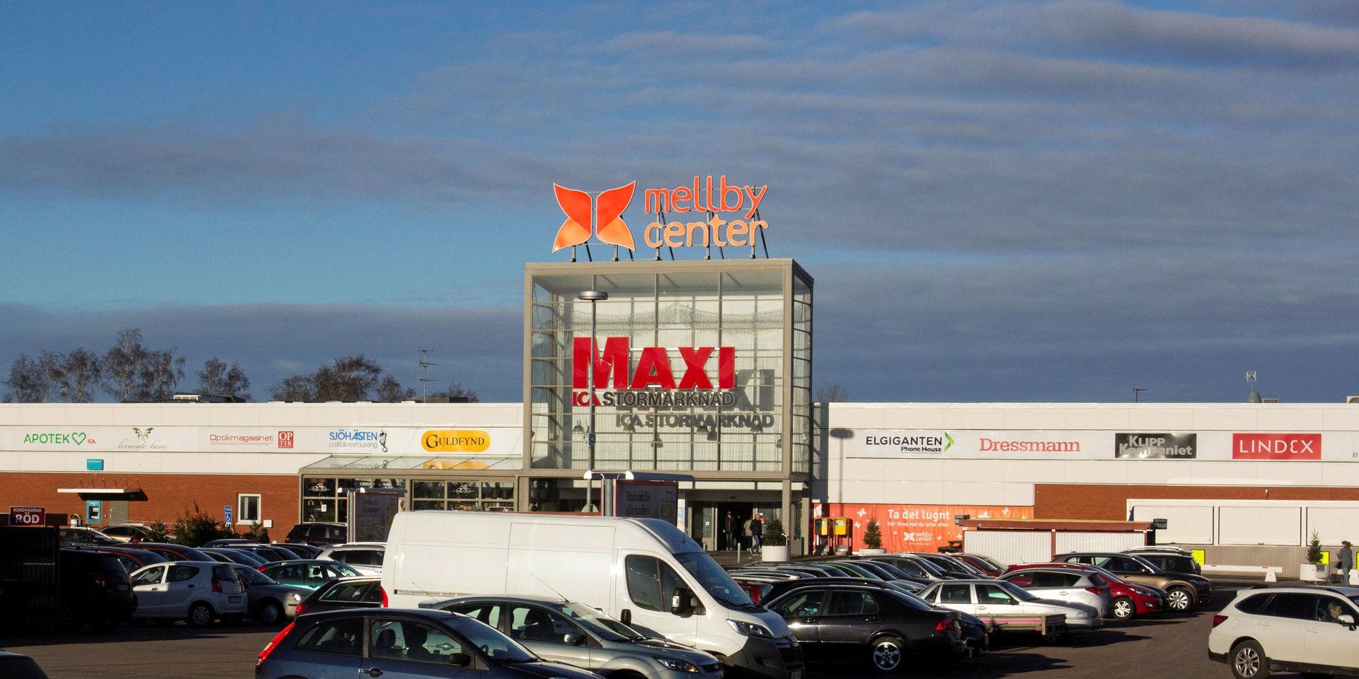 Mellby center köpcentrum med stor parkeringsplats i Mellbystrand. Maxi Ica Stormarknad.