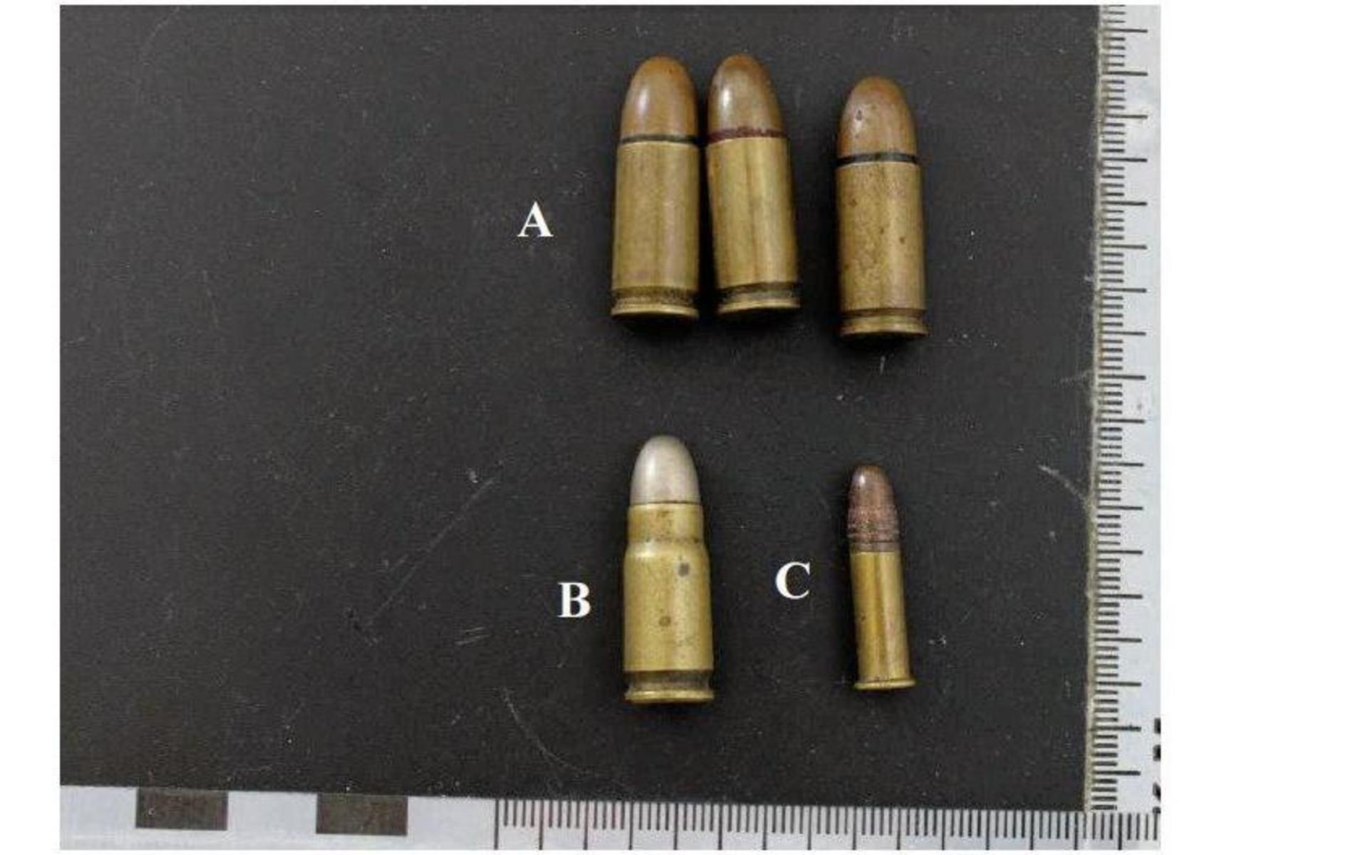 I bostaden fanns också ammunition som mannen inte hade tillstånd till. Det rörde sig om fem stycken skarpa patroner av olika kaliber.