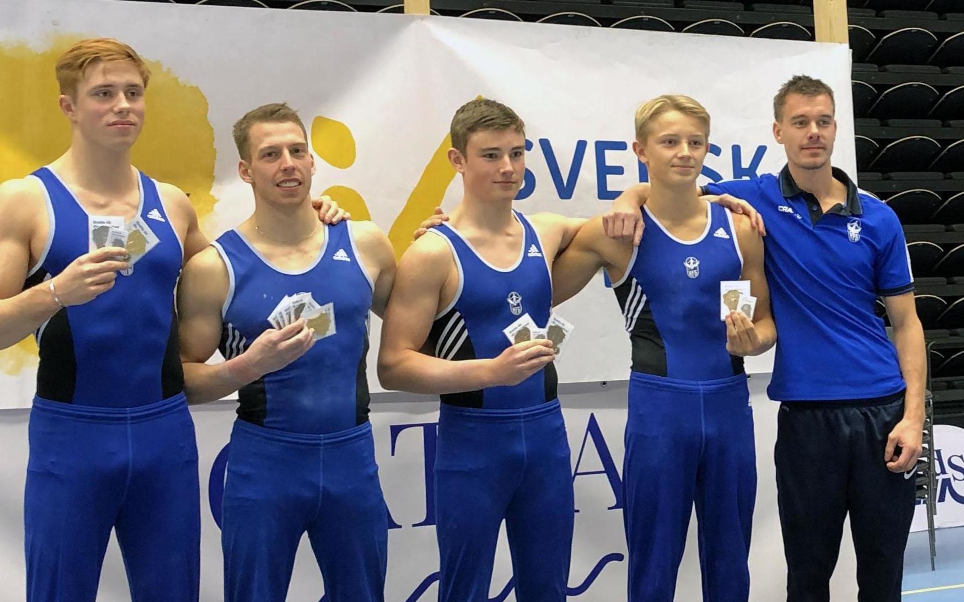 Halmstad Frigymnaster tog silver i lag-SM med, från vänster, Filip Lidbeck, Christopher Soós, William Hyll, Vilgot Hyll och tränaren Niklas Andersson.