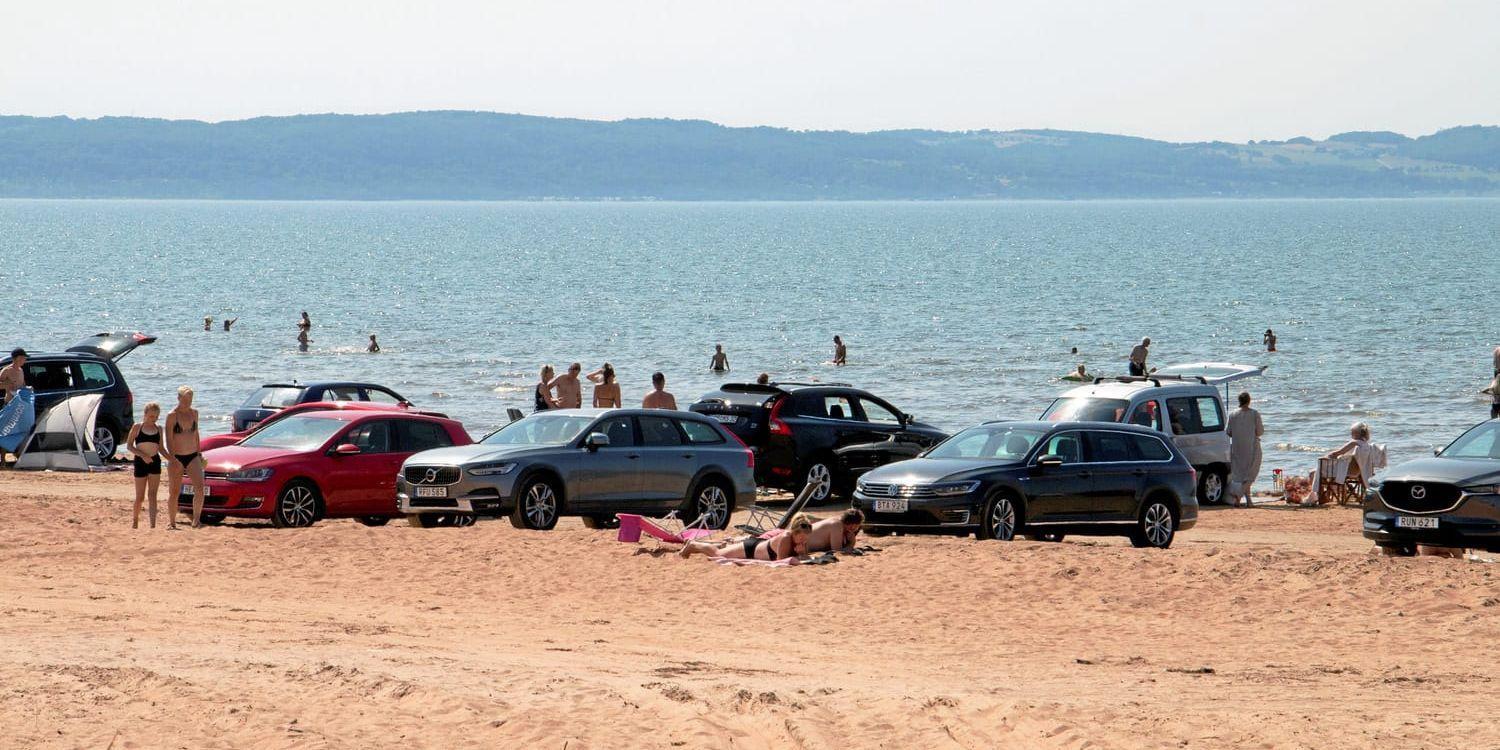 Bilar på stranden i Laholms kommun debatteras efter ett nytt beslut.