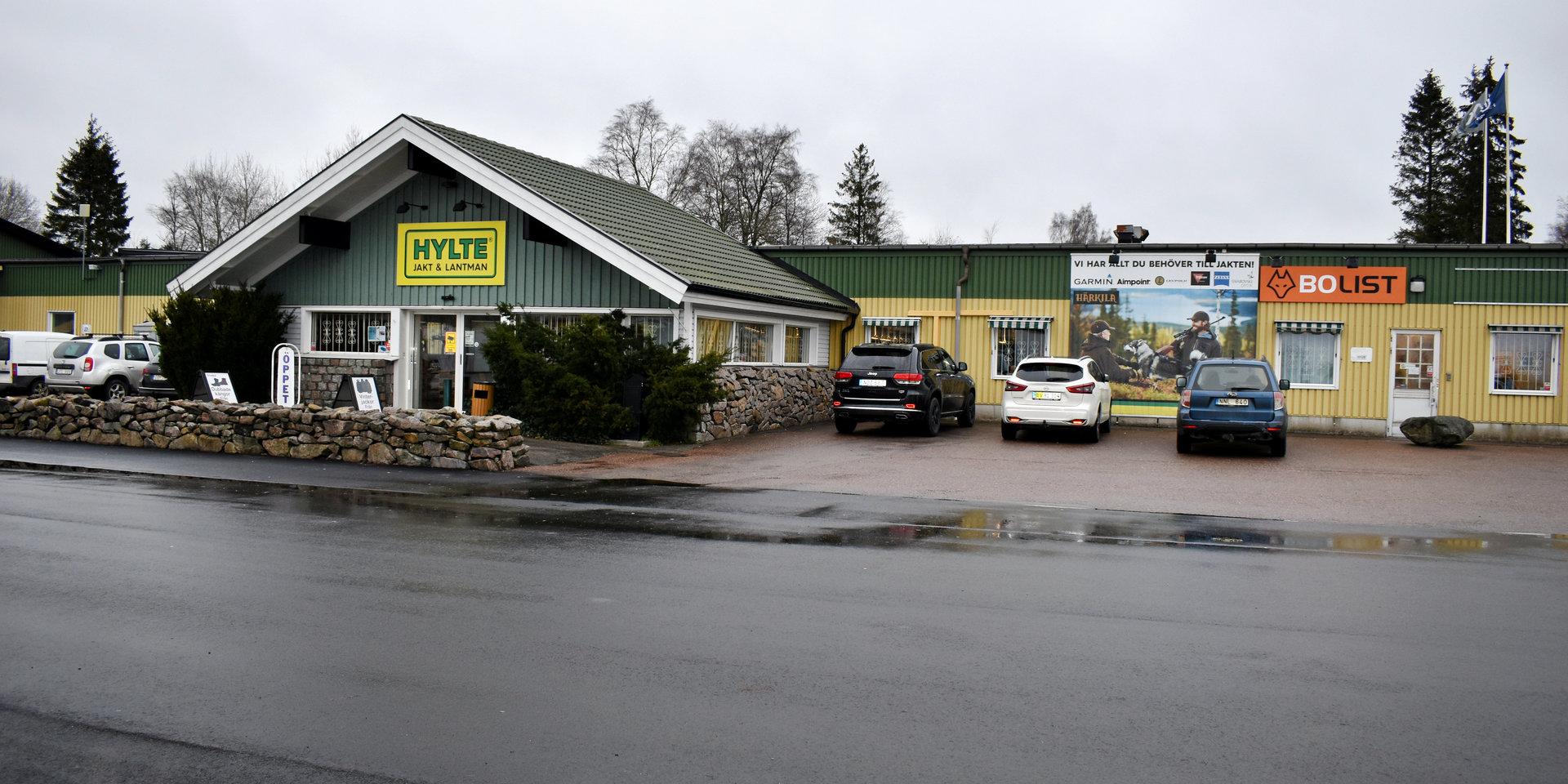 Strax efter klockan 03 natten till fredag gick inbrottslarmet vid butiken Hylte Jakt och Lantman i södra industriområdet i Hyltebruk.