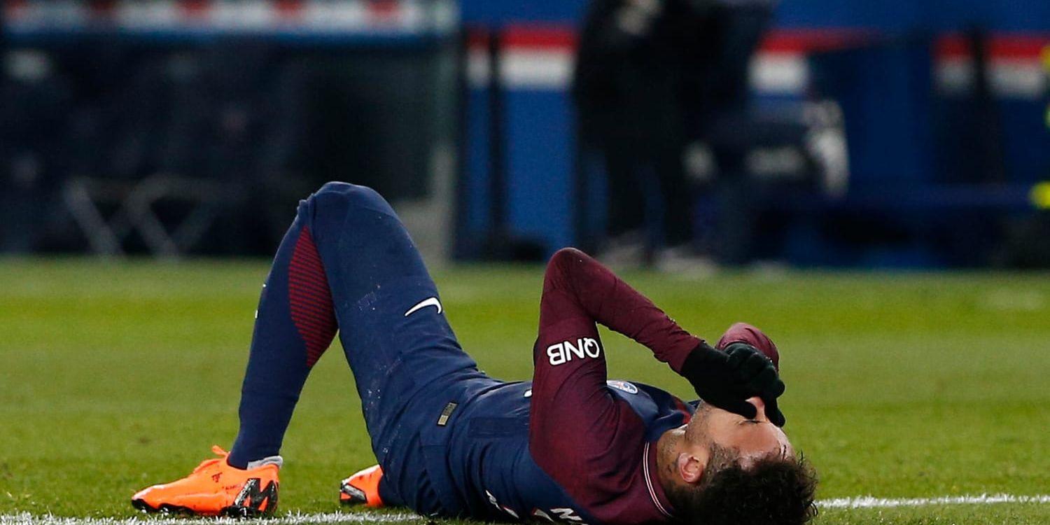 PSG-stjärnan Neymar fick mycket ont sedan han trampat snett och bars ut på bår.