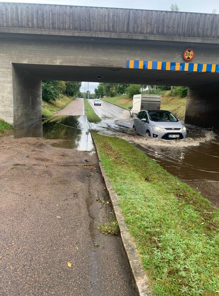 Viadukten på Frennarpsvägen, där en bil fastnade i översvämningen tidigare under kvällen.