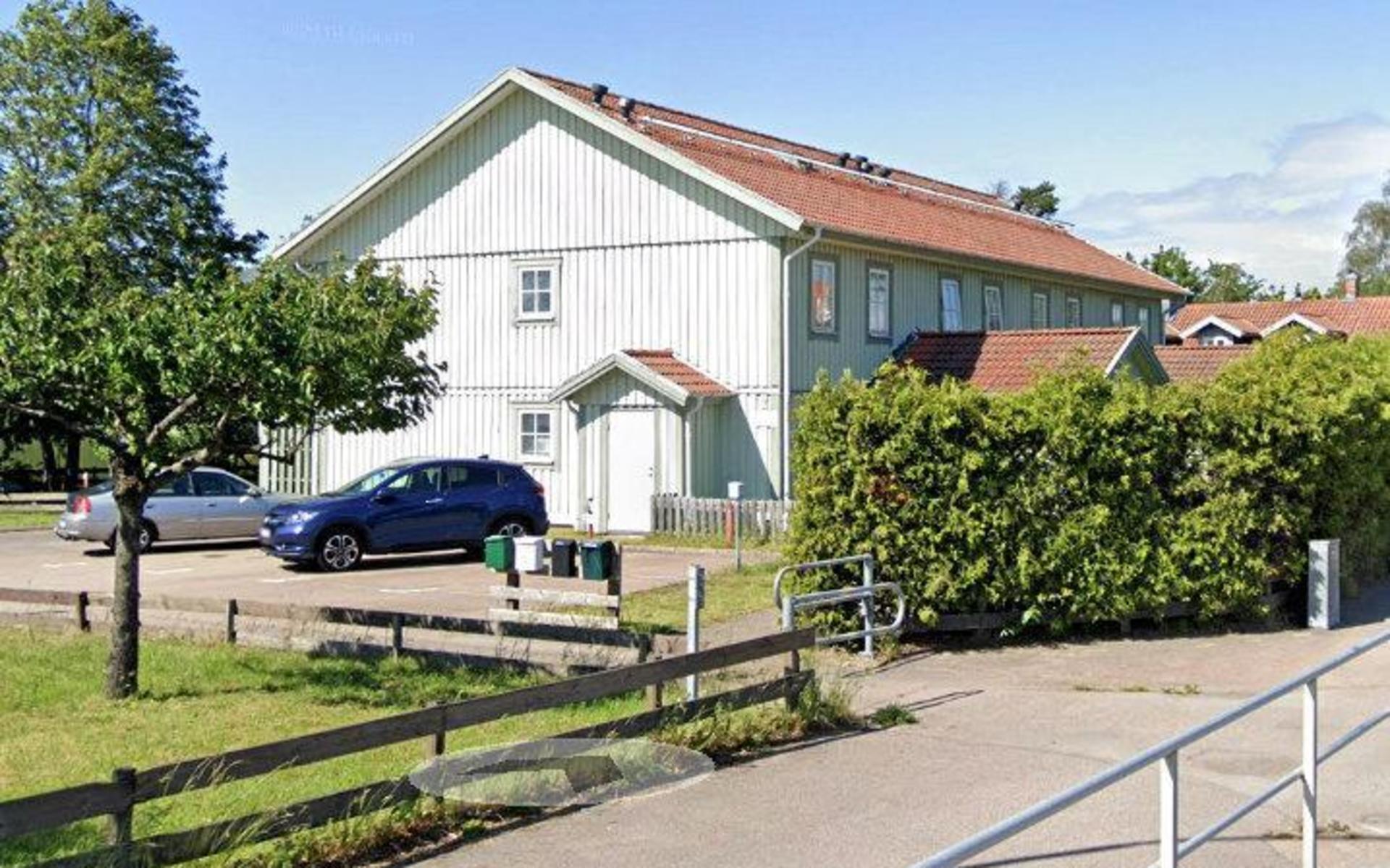 Så här såg ett av hyreshusen på Handskvägen ut innan de målades om. Laholms kommun har använt bilder från karttjänsten Google Street View som bevis för att det har skett en olovlig fasadändring.