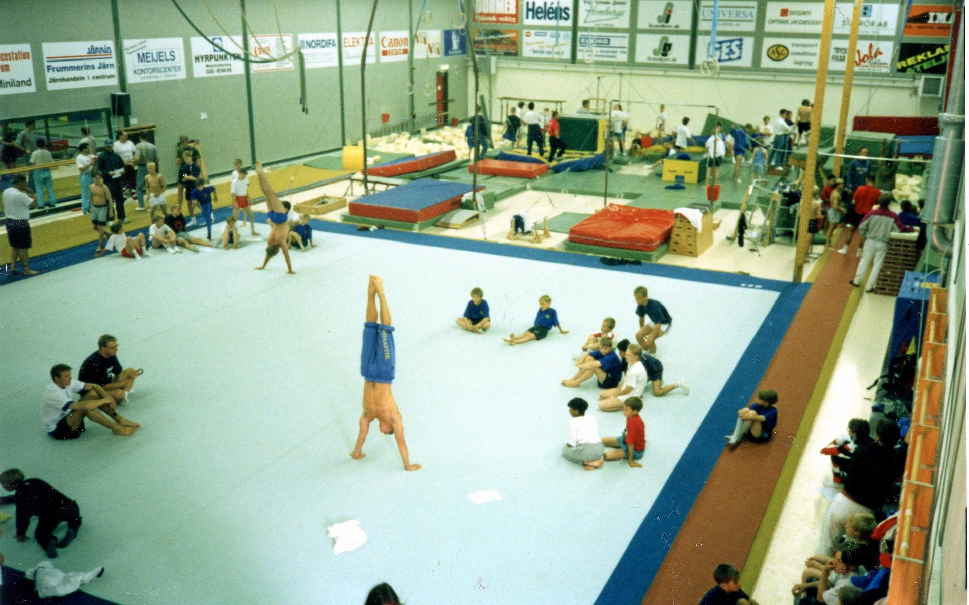 ”Gymnastikens Hus” i fullt utnyttjande. Riks-läger i Manlig AG i HFG-regi sommaren 1997.