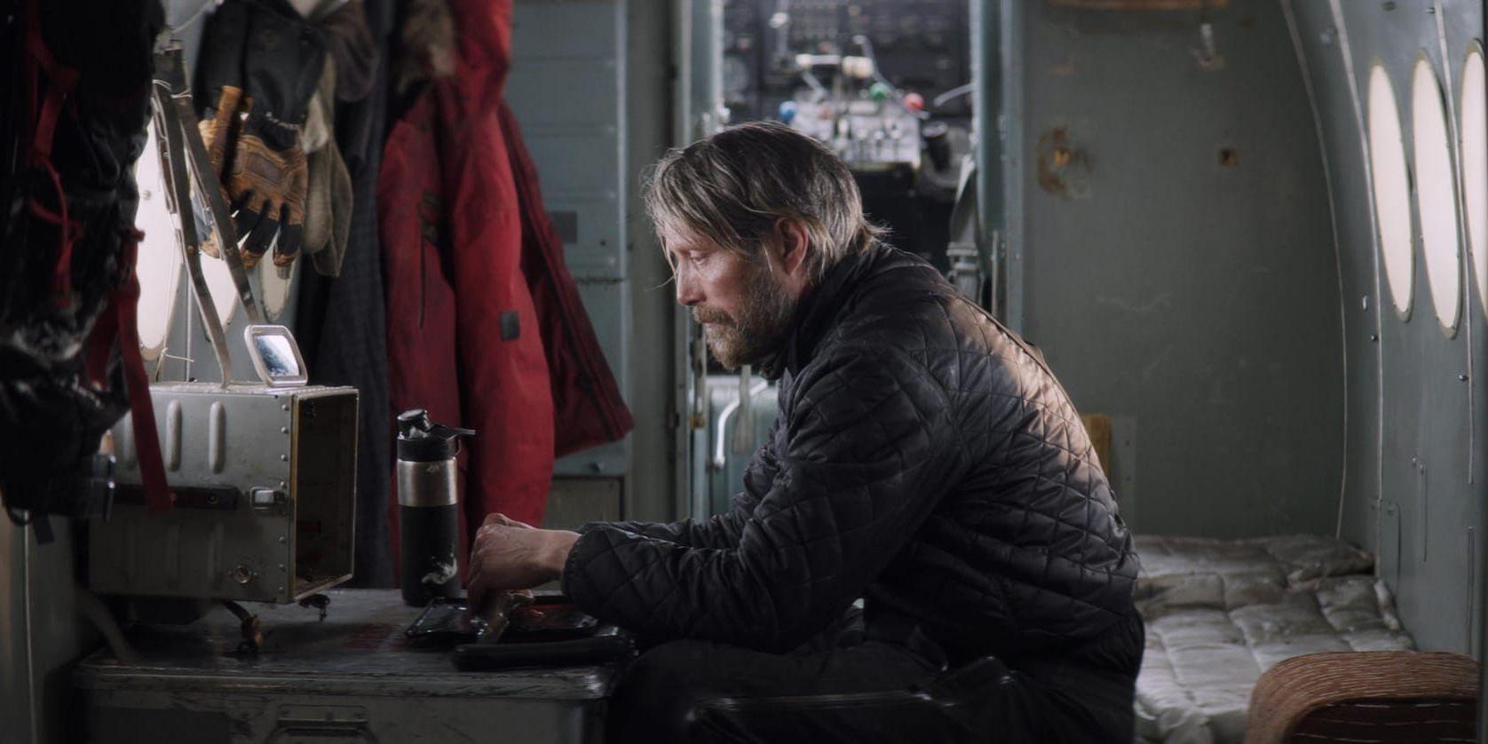 Mads Mikkelsen spelar en pilot som har kraschat i Arktis och försöker överleva i "Arctic". Pressbild