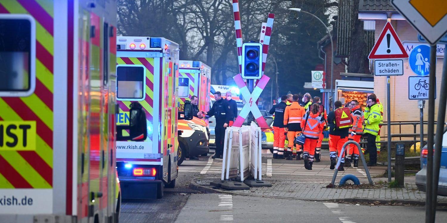 Polis och räddningstjänst vid tågstationen i Brockstedt, där tåget stannade efter attacken.