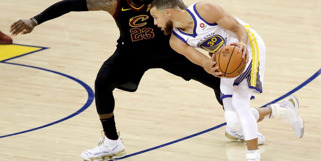 Storstjärnorna LeBron James (Cleveland) och Stephen Curry (Golden State) i en duell i första finalmatchen.