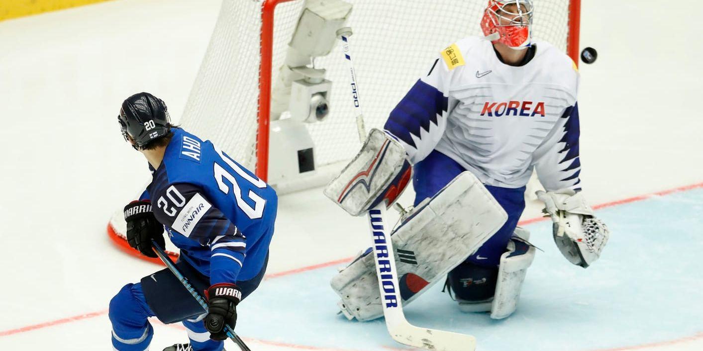 Sebastian Aho, i blått, låg bakom mycket i Finlands 8–1-seger mot Sydkorea i VM-premiären i ishockey.