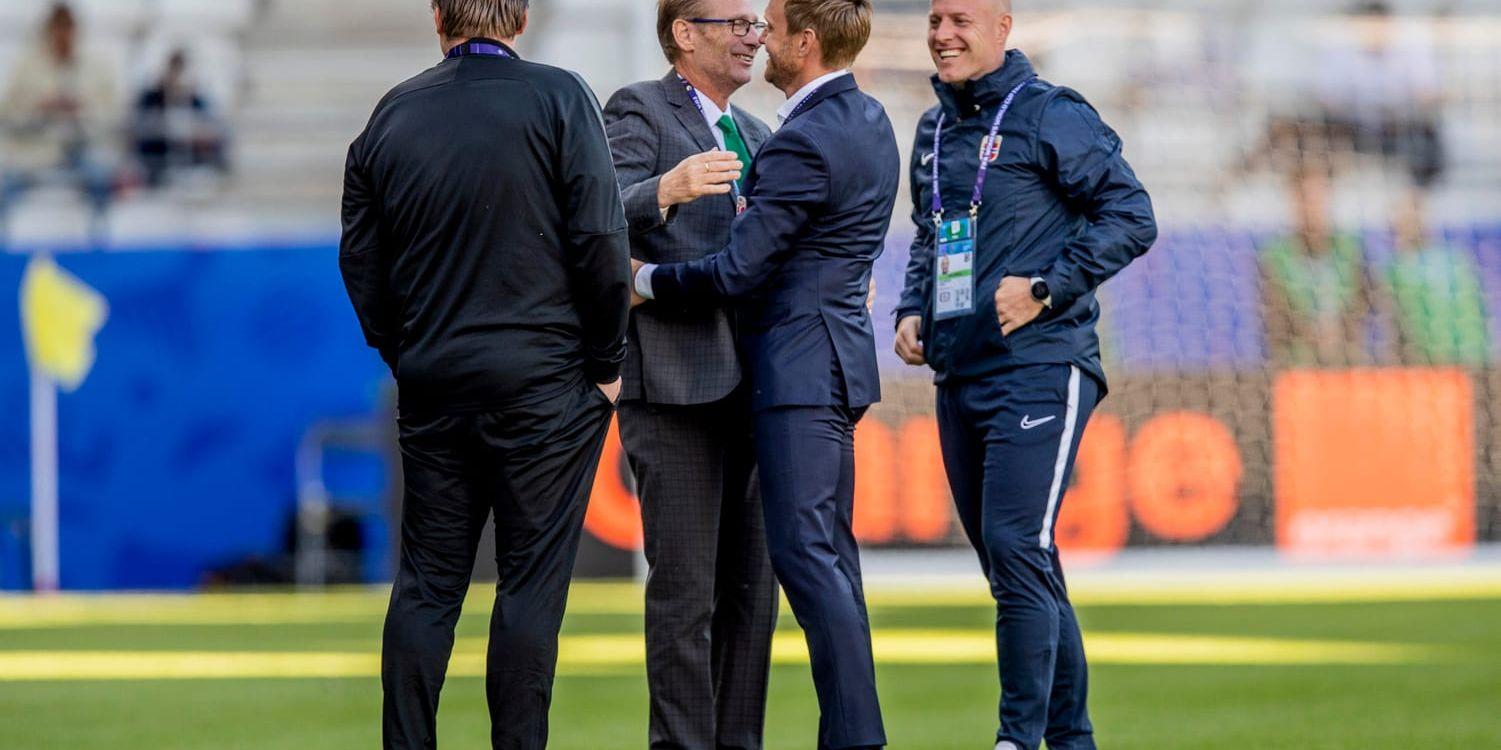 Nigeria förbundskapten Thomas Dennerby, till vänster, kramar om Norges Martin Sjögren inför VM-mötet som den senare vann enkelt.