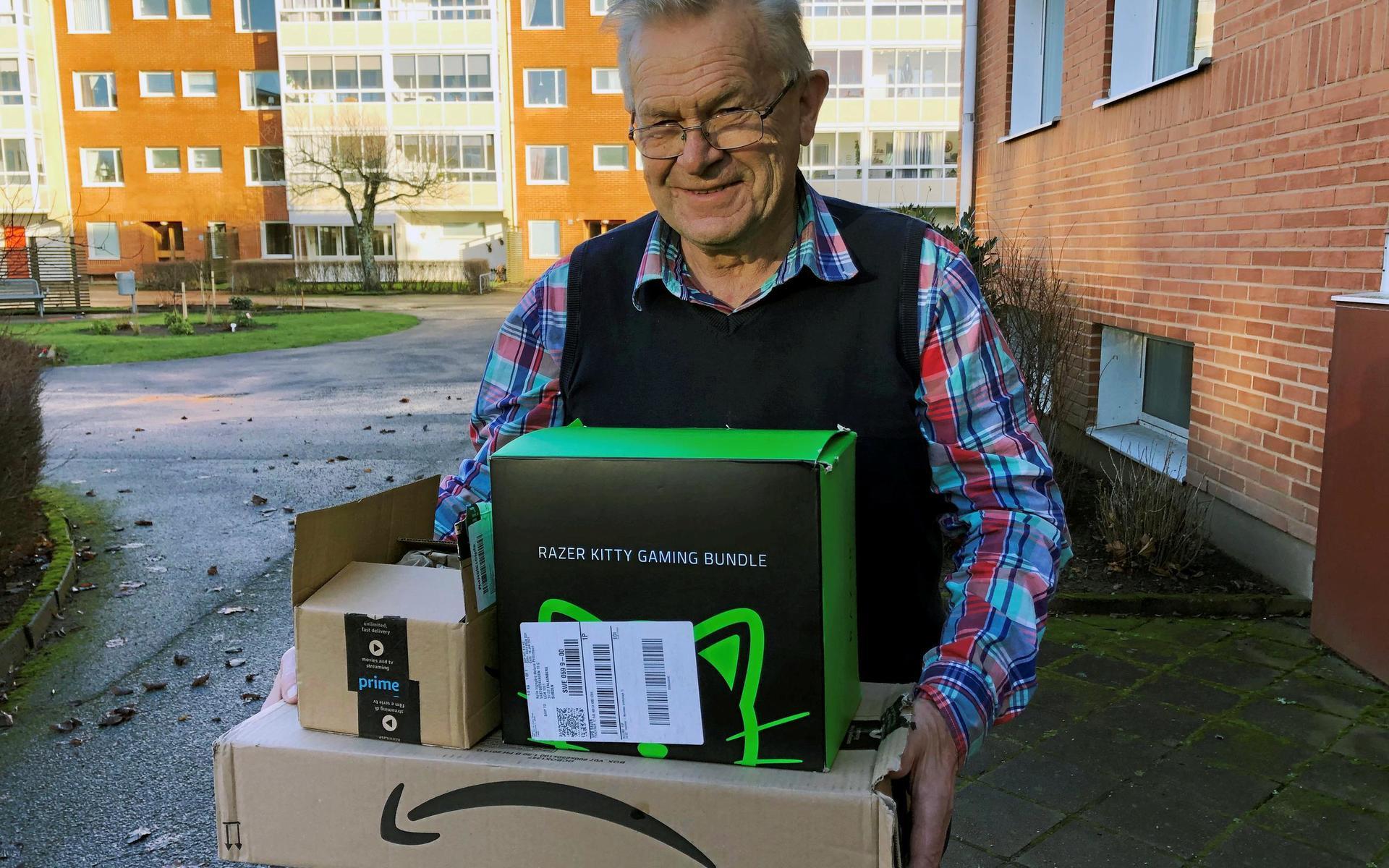 Gunnar Pettersson från Falkenberg fick paket skickade till sig utan att ha beställt, bland annat en bärbar dator. Även grannen Tommy Johansson råkade ut för samma sak.