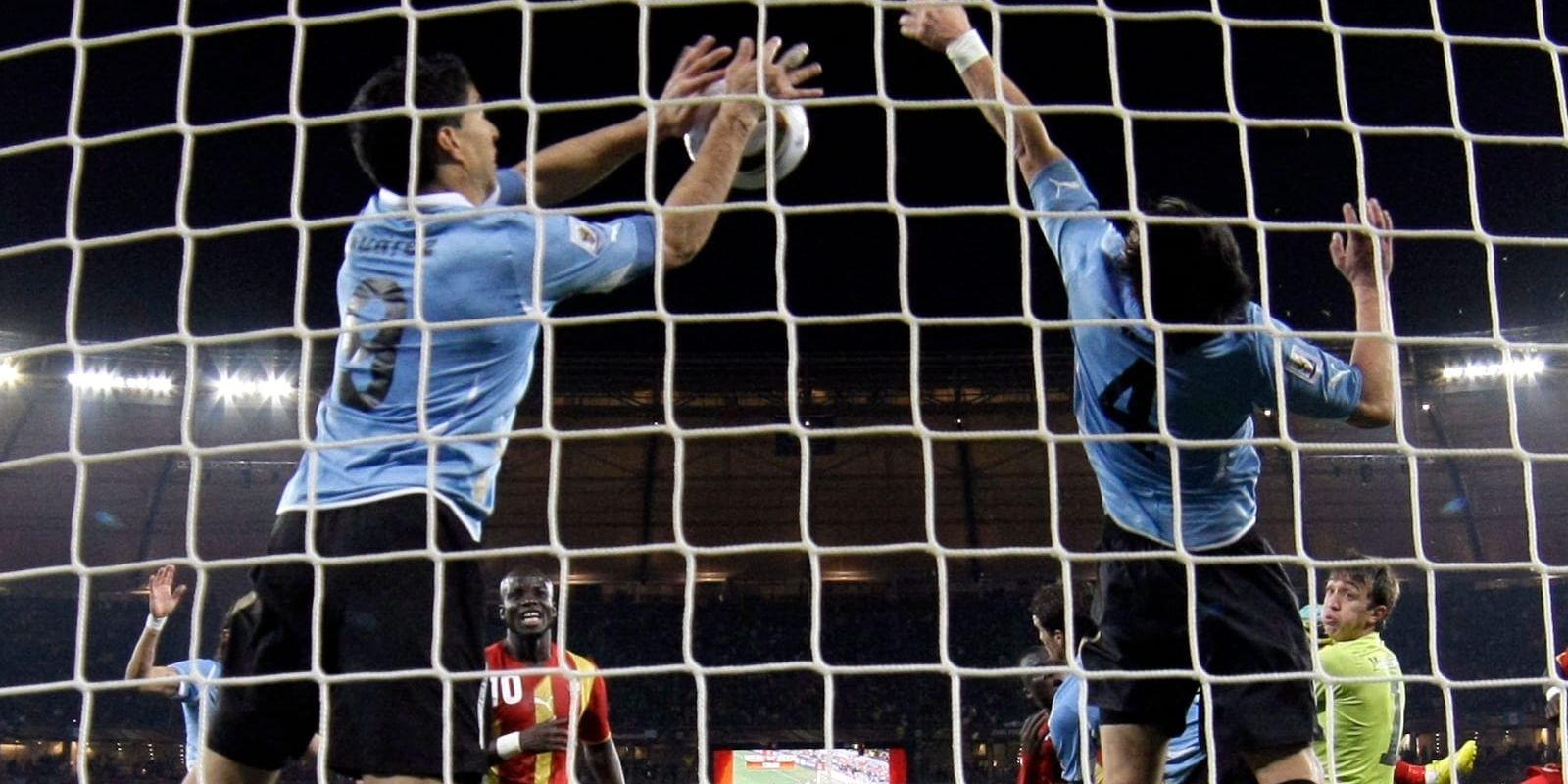 Luis Suarez tog bollen med handen 2010. Arkivbild.