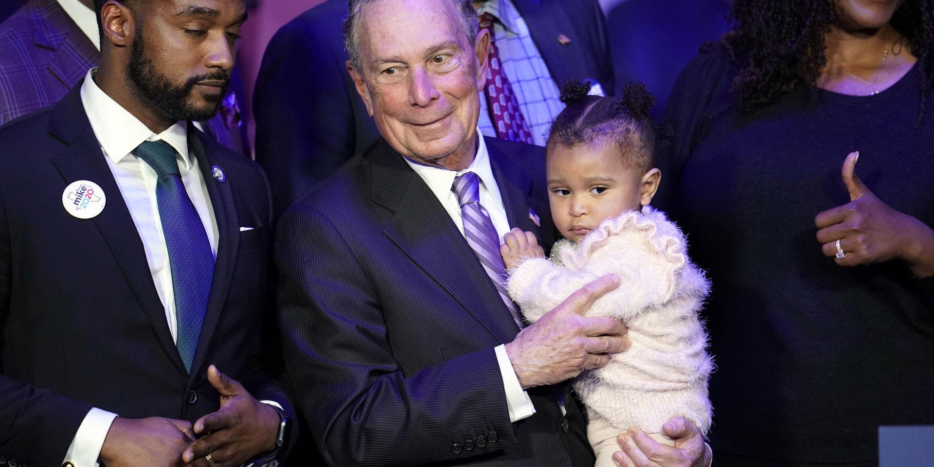 Den demokratiske presidentaspiranten Mike Bloomberg ombeds på amerikanskt manér hålla ett spädbarn vid ett kampanjmöte i Houston i Texas.