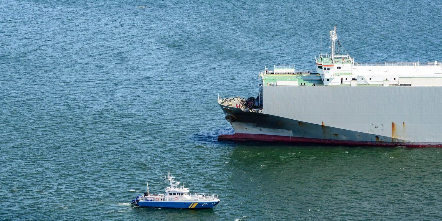 I nuläget läcker det inte längre olja från fartyget som kört på grund utanför Loftahammar. Fartygets överstyrman har anhållits misstänkt för bland annat sjöfylleri.