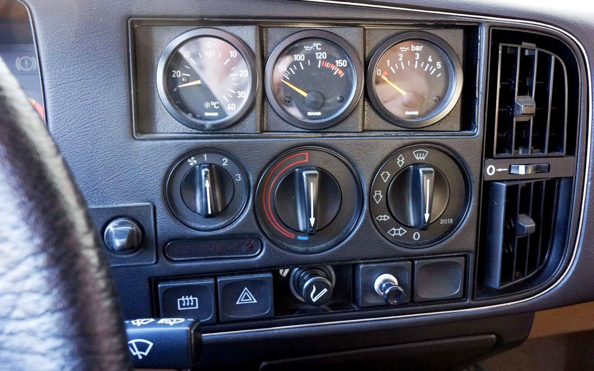 I en bil från 1987 finns det inga touchknappar, men mycket att ratta på.