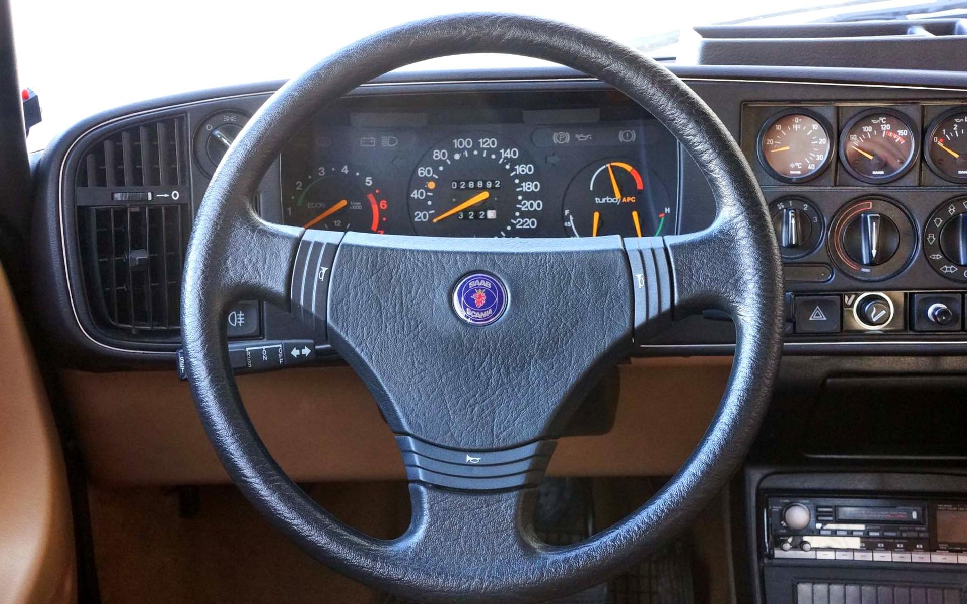 Den klassiska Saab-loggan syns på ratten.