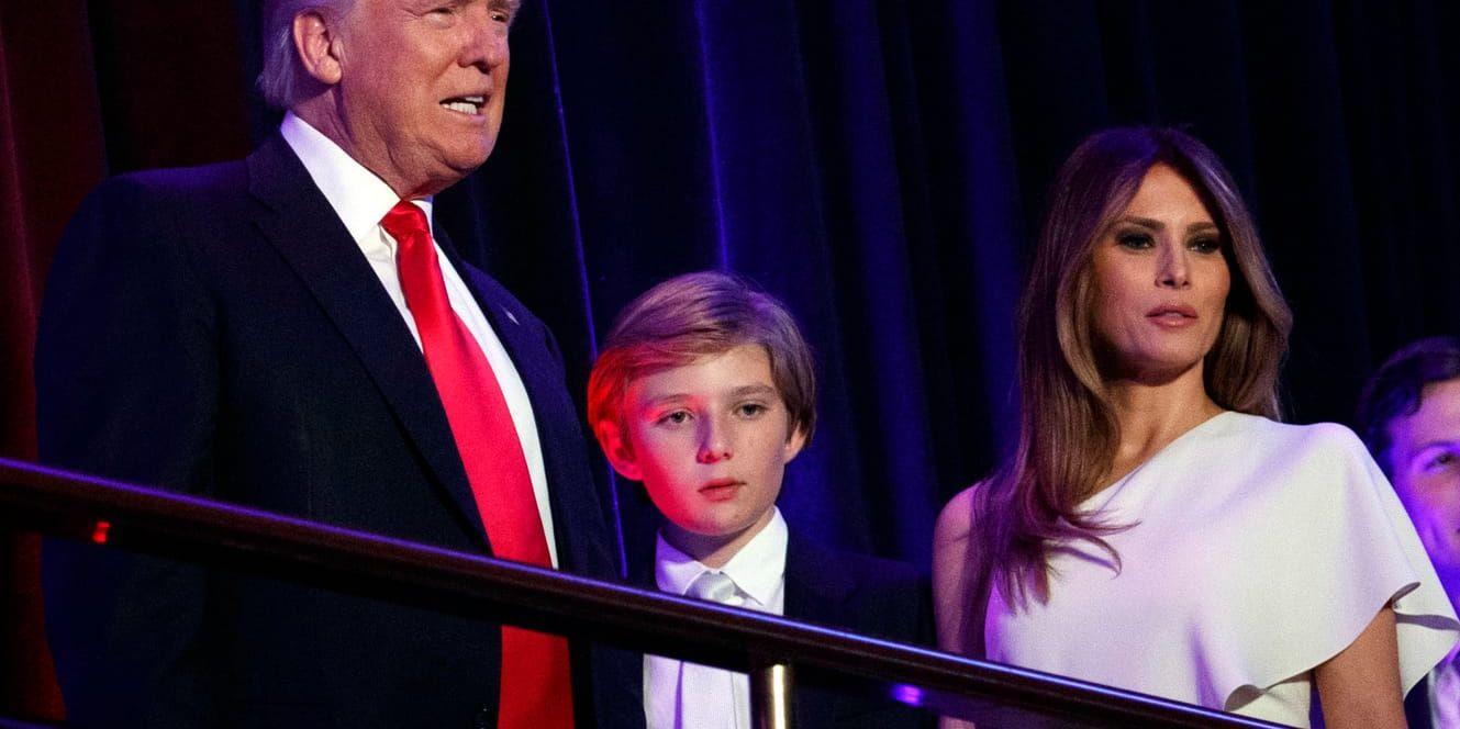 Donald Trump tillsammans med sonen Barron och hustrun Melania i New York på valkvällen. Enligt en ny bok trodde han inte att han skulle vinna presidentvalet och blev chockad. Arkivbild.