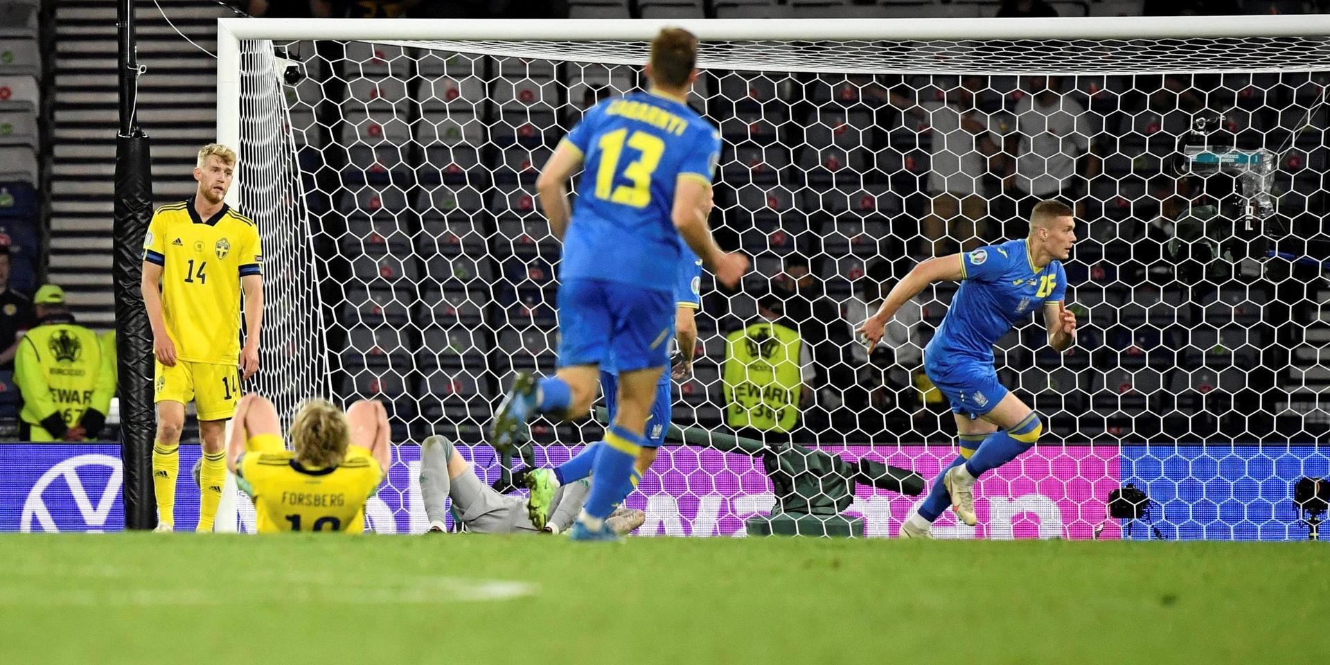 Ukrainas Artem Dovbyk sätter 1-2-målet på övertid under åttondelsfinalen och Sverige är därmed utslaget ur EM.
