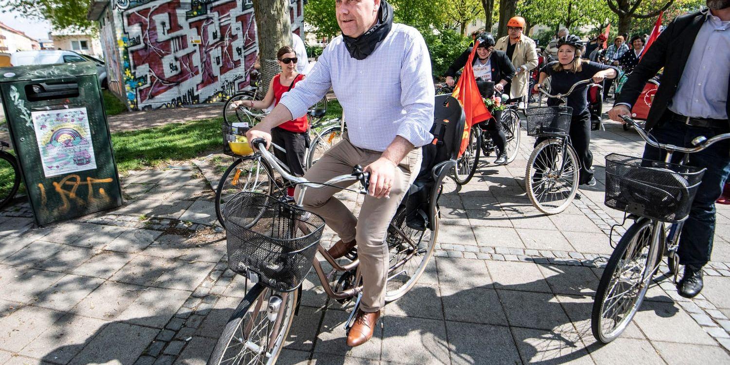 Vänsterpartiets partiledare Jonas Sjöstedt EU-valkampanjar på cykel. Arkivbild.