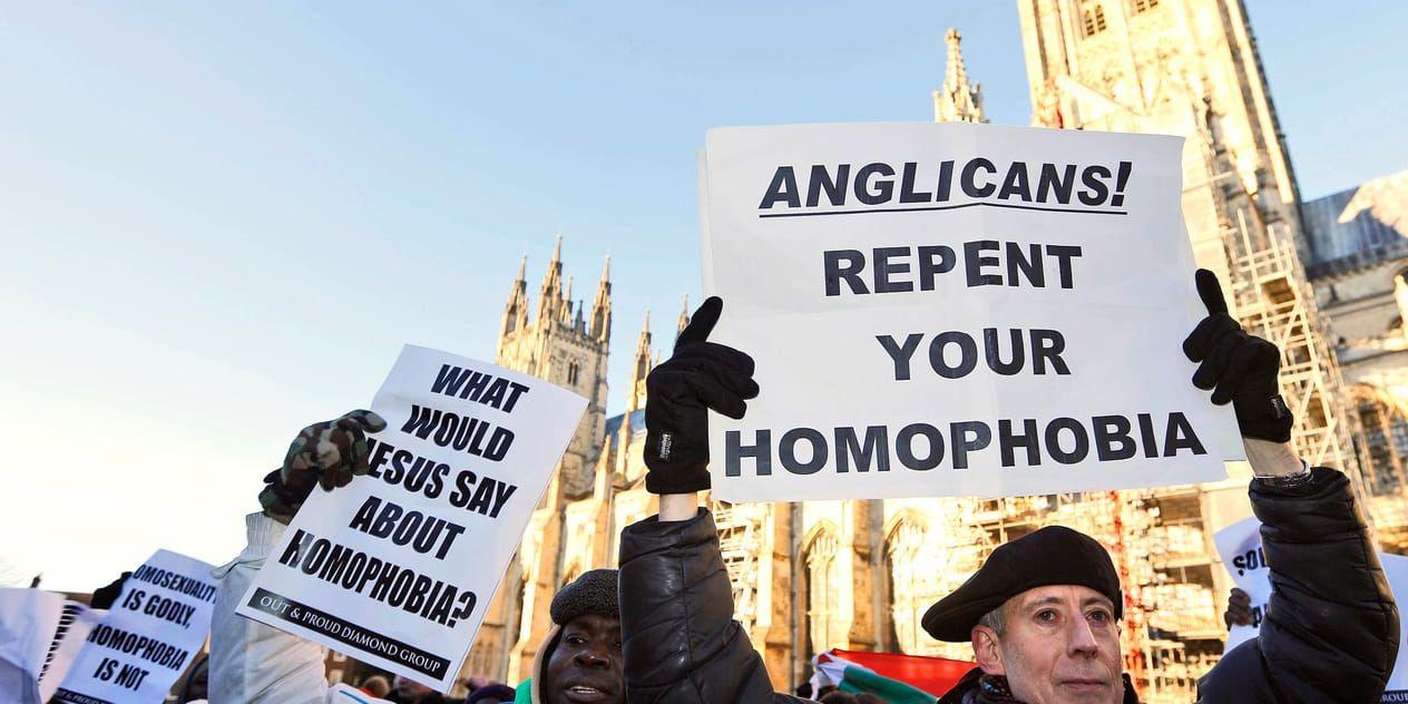 Människorättsaktivister demonstrerar 2016 framför katedralen i Canterbury mot anglikanska präster som inte ville behandla homosexuella jämlikt. Arkivbild.