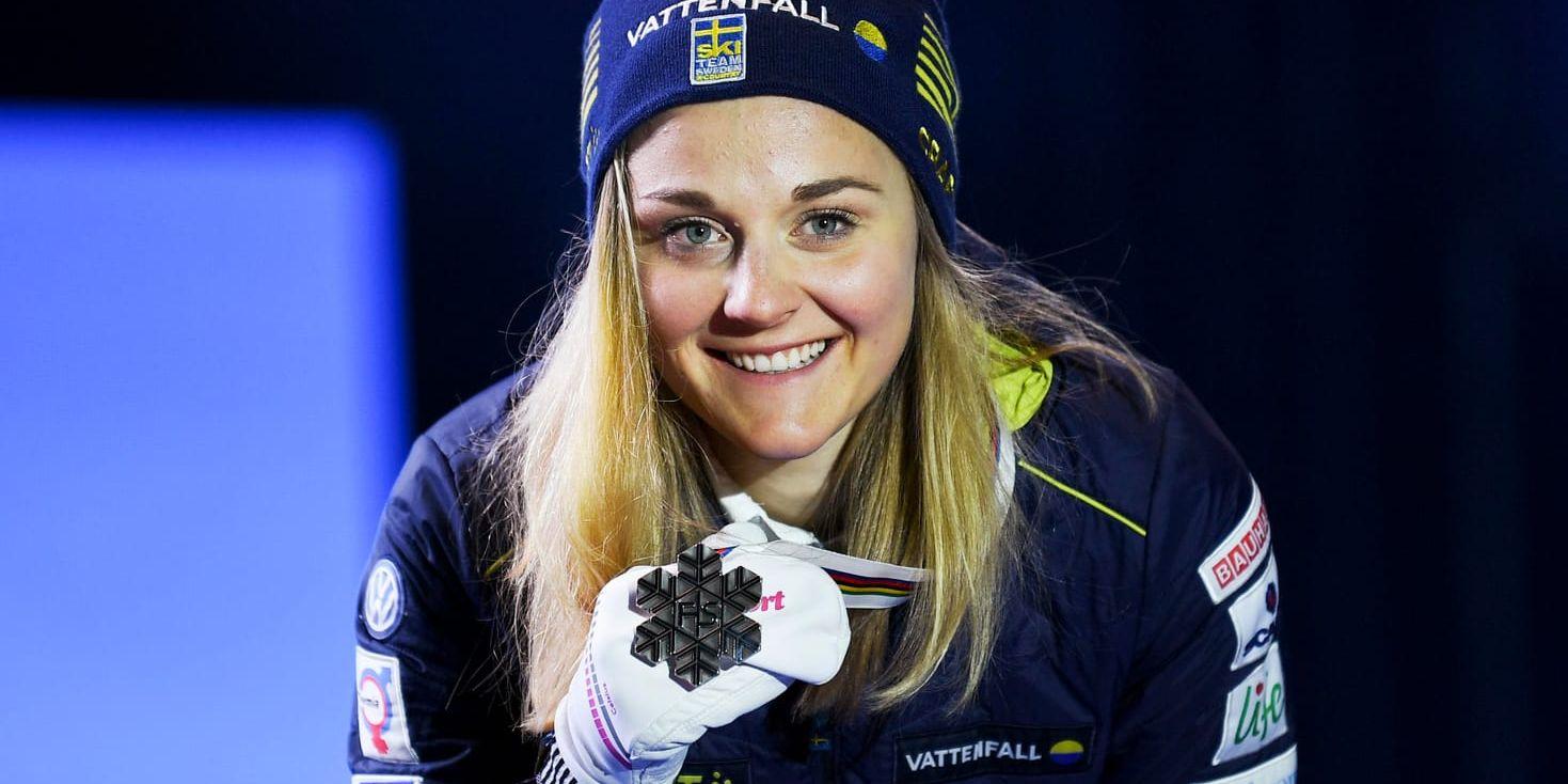 Sveriges Stina Nilsson med sin silvermedalj under medaljceremonin efter torsdagens andraplacering i damernas VM-final i sprint i Seefeld, Österrike.
