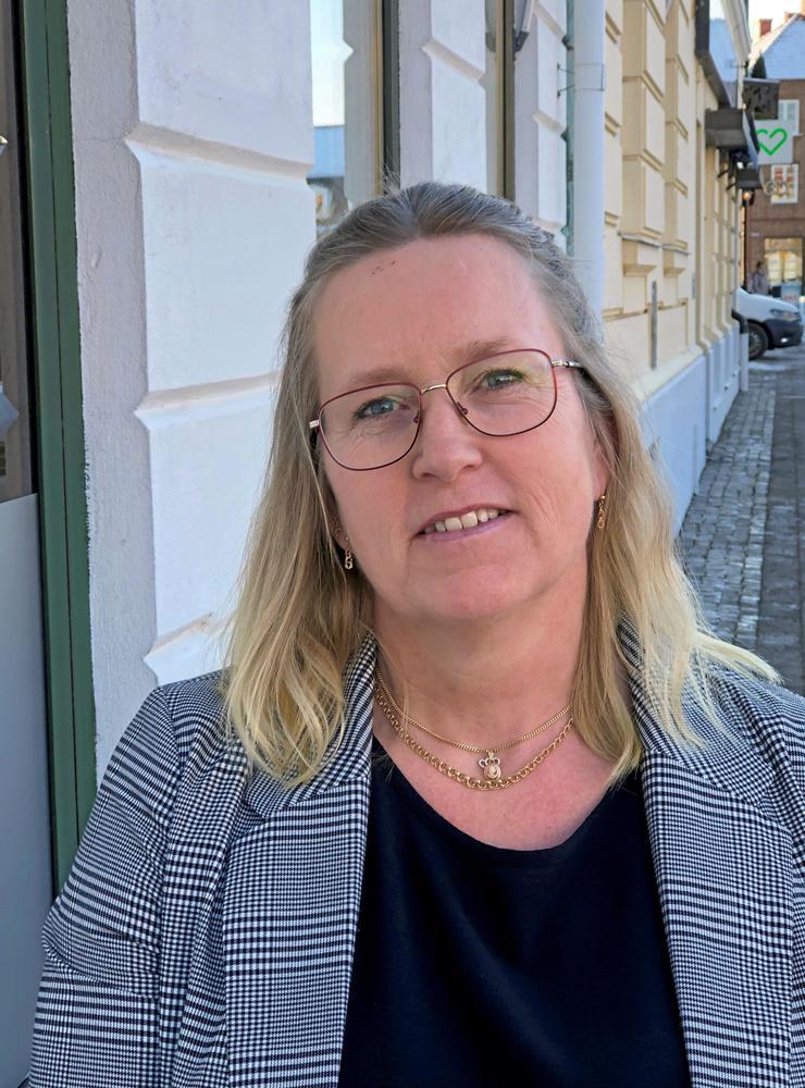 Jeanette Örenmark, ordförande i Kommunal sektion Laholm, reagerar starkt mot att chefer som inte tillhör den prioriterade gruppen redan har vaccinerats.