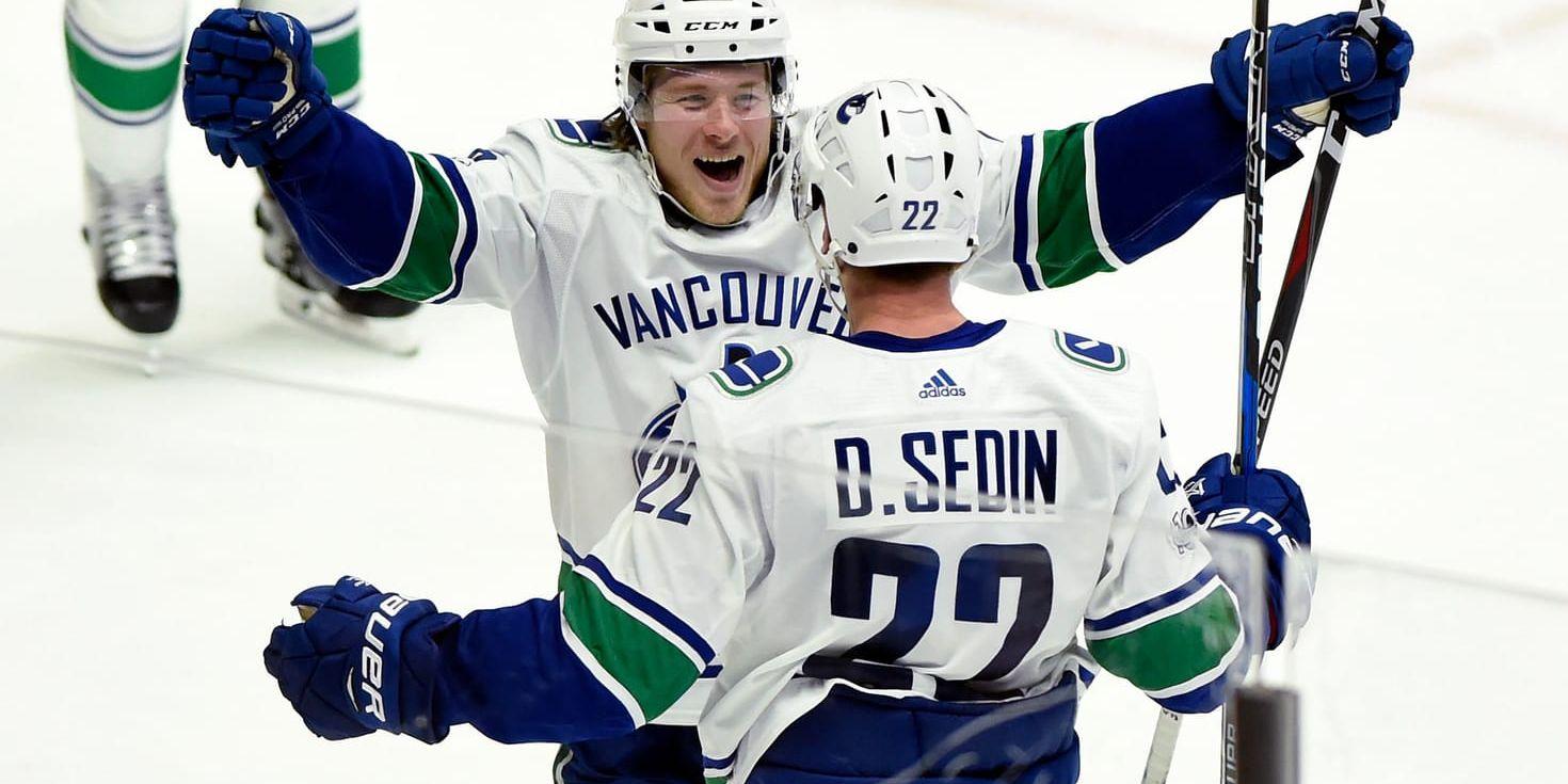 Daniel Sedin jublar tillsammans med Brock Boeser efter att ha gjort sitt tusende poäng i NHL, en bedrift som fyra andra svenskar, däribland hans bror, mäktat med.