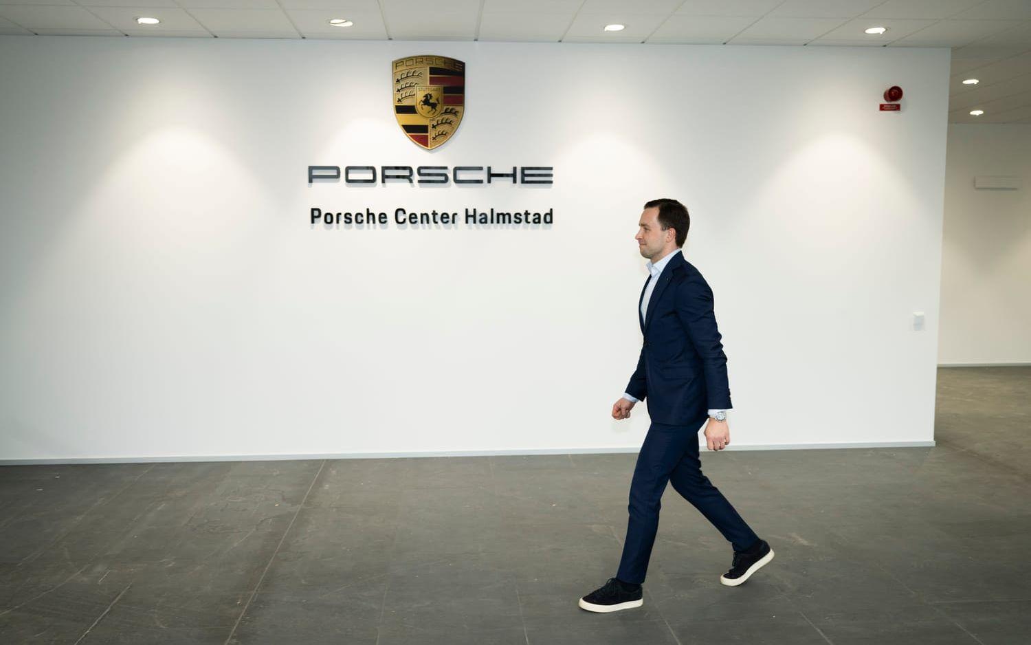 Efter fem år på Porsche Center Stockholm har skåningen Fredrik Andersson flyttat söder ut igen. ”Har man ett bilintresse så tror jag att det är alla pojkars pojkdröm att få leva ut det så som jag får leva ut det. Det är något jag är väldigt tacksam över”, säger han.