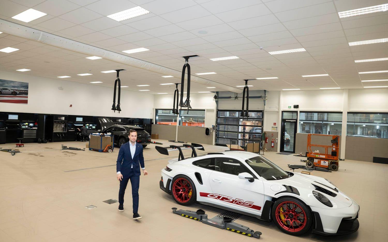 Porsche Center Halmstad har sju liftar för tekniker.